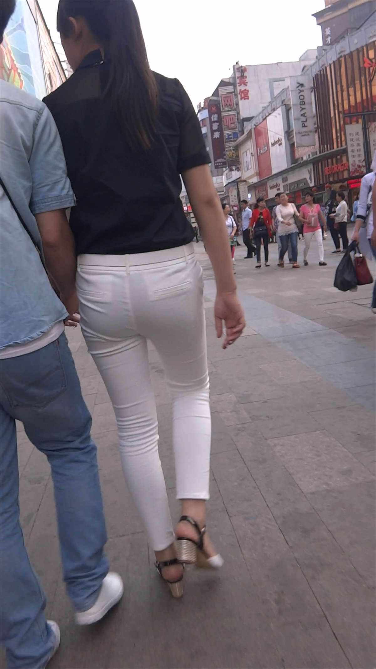 黑色蕾丝衬衫超级紧身白裤美臀-日更街拍