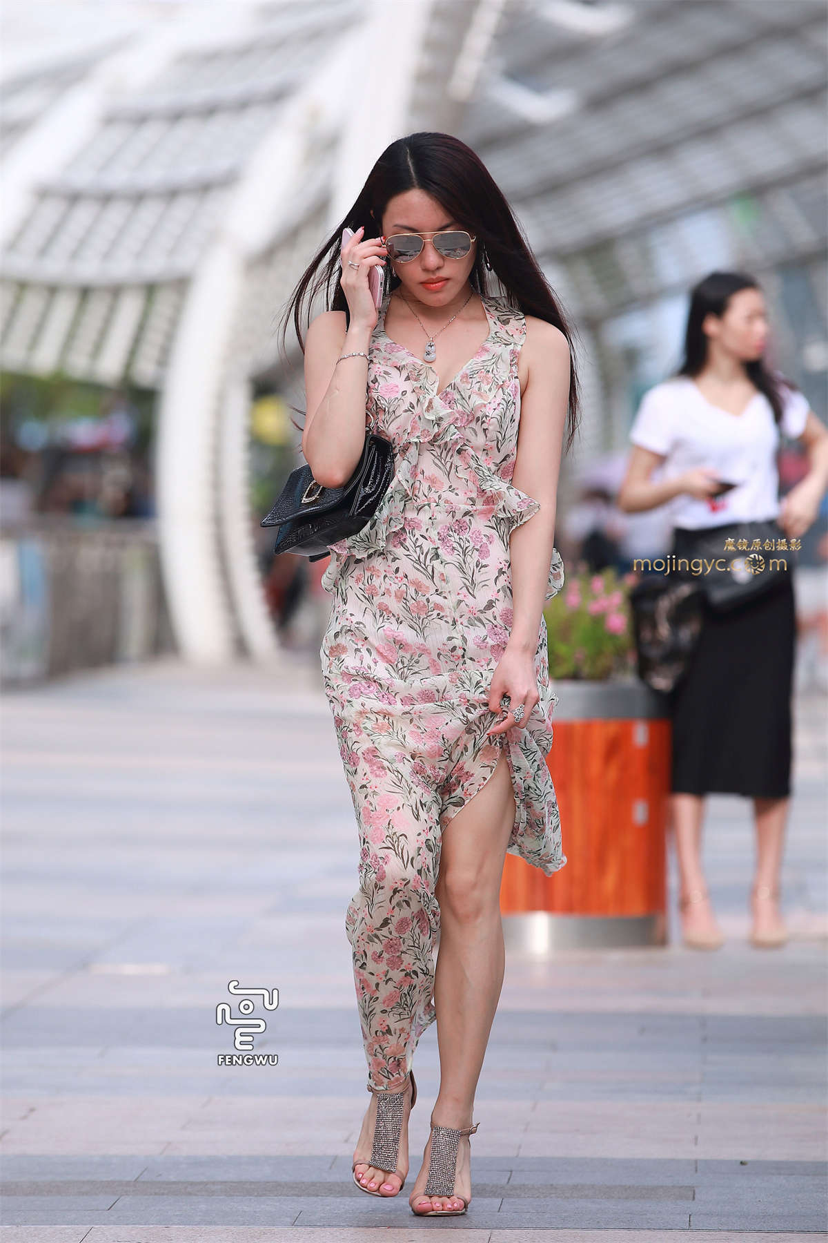 开衩连衣裙，时尚美女-日更街拍