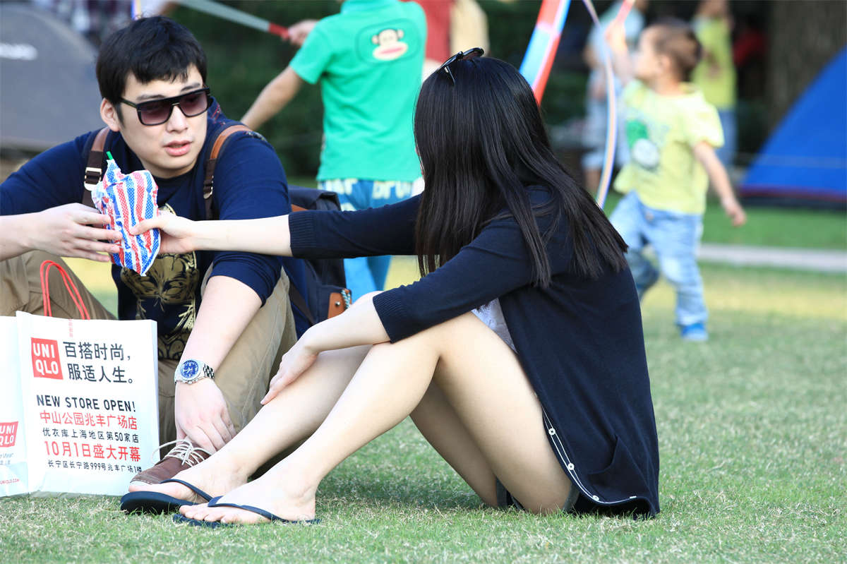 图片[2]-踏青公园街拍系列No.1173 如此俊俏娇嫩的姑娘封个女神不为过吧 第1套-日更街拍