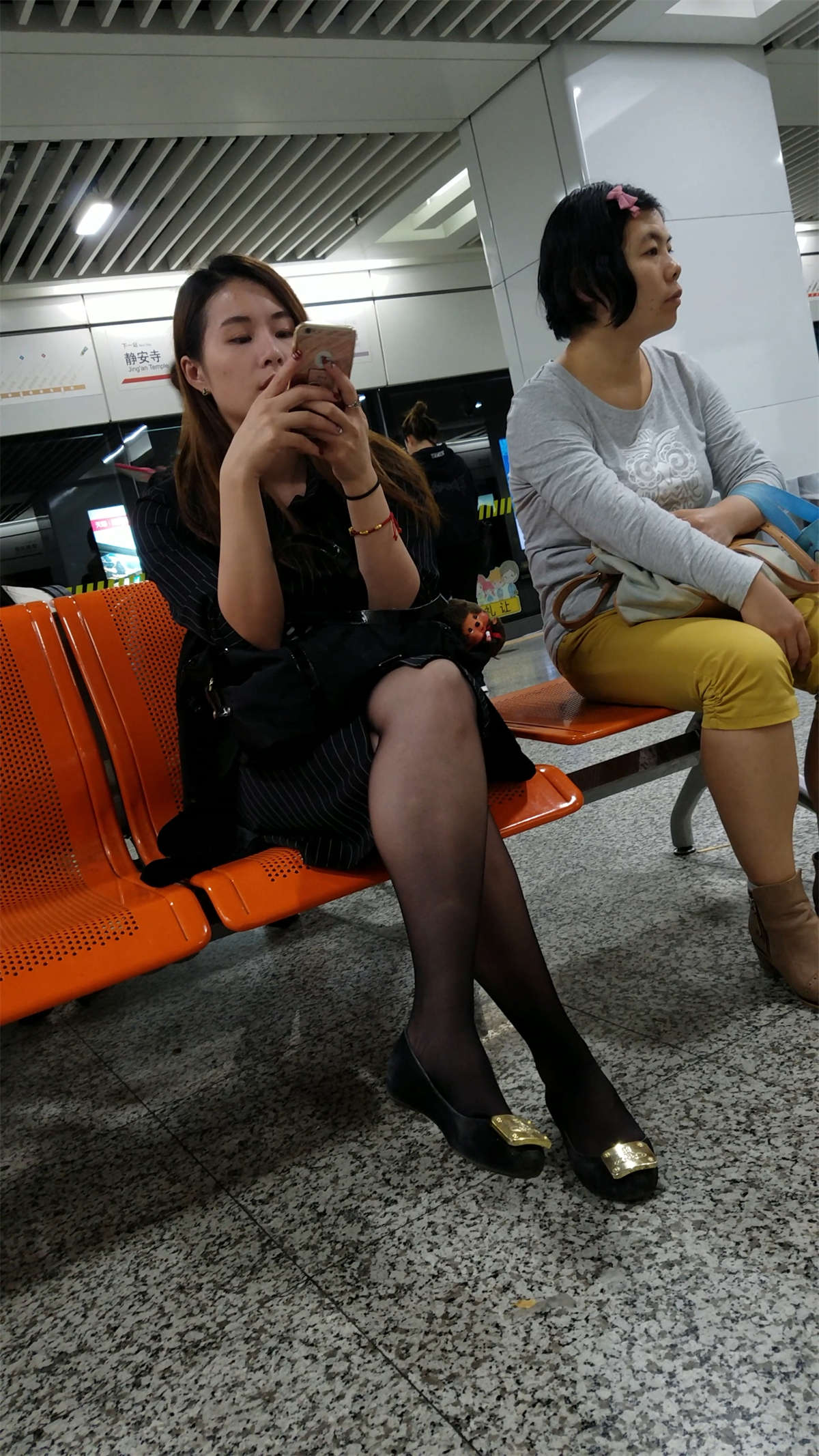 图片[2]-玩手机的黑丝高跟-日更街拍