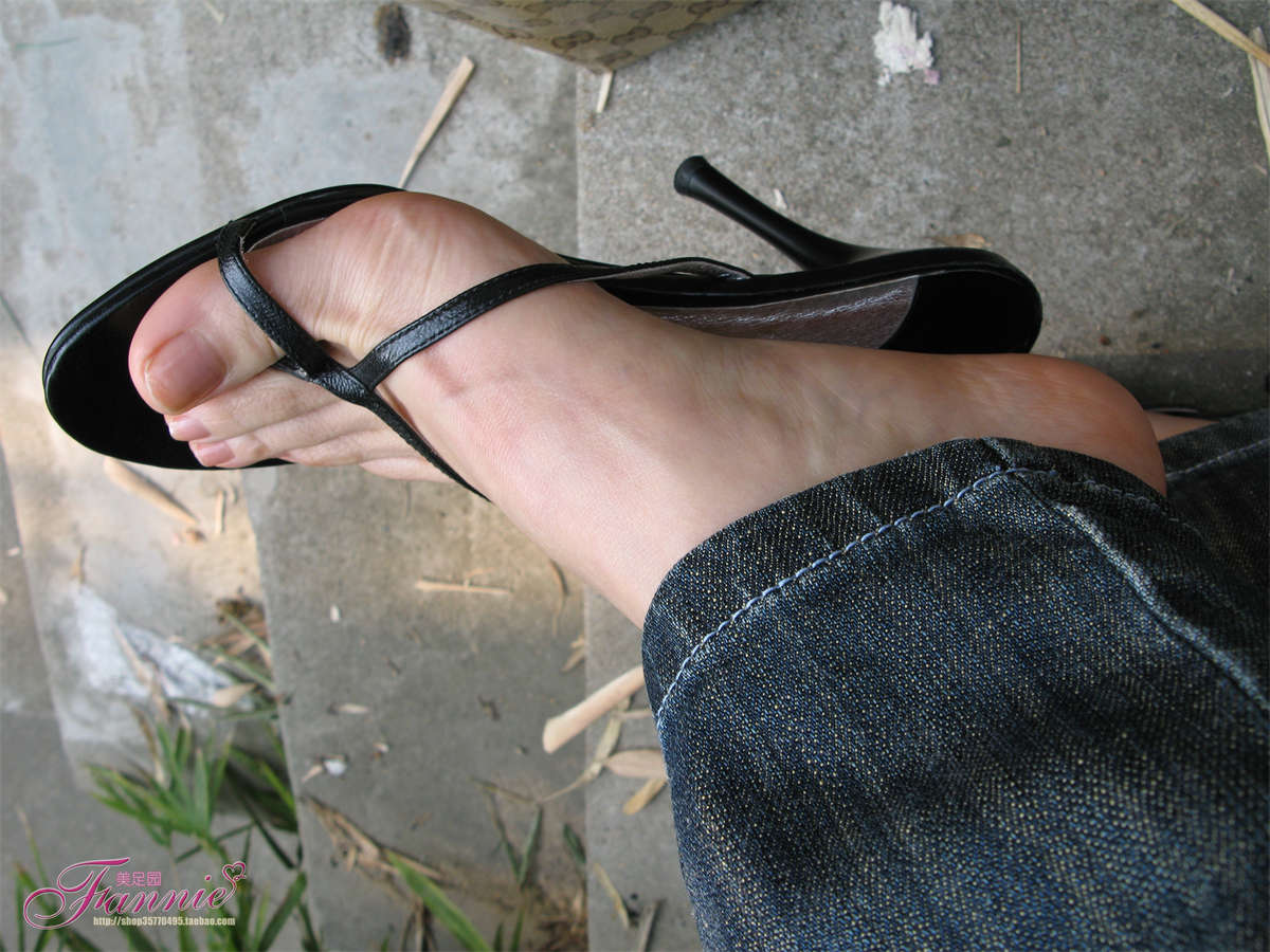 图片[2]-Fannie芬妮美足园NO.110-冬日午后的阳光 （裸足）-日更街拍