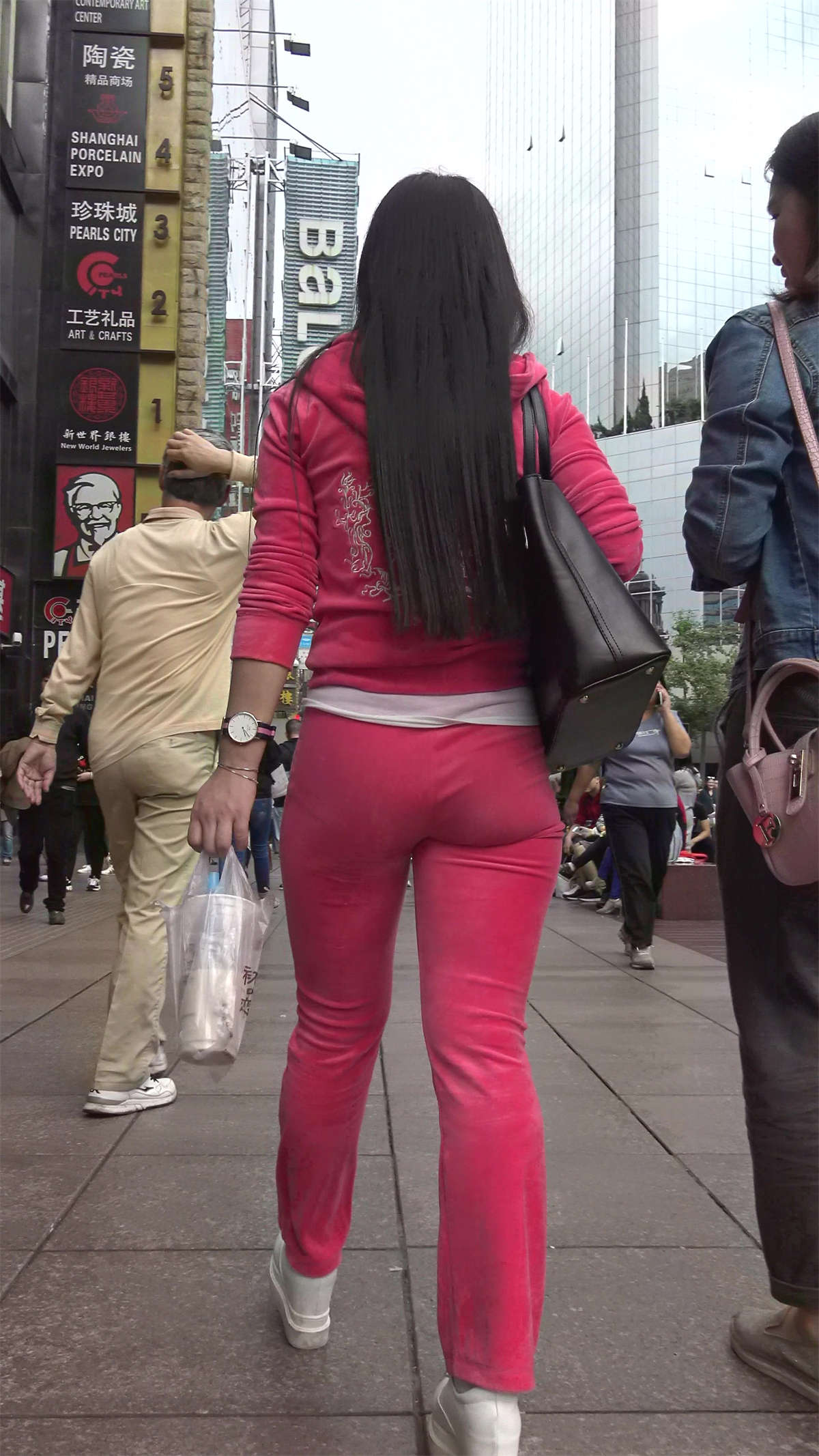 极度诱惑粉色紧身运动套装街拍气质美臀美女-日更街拍