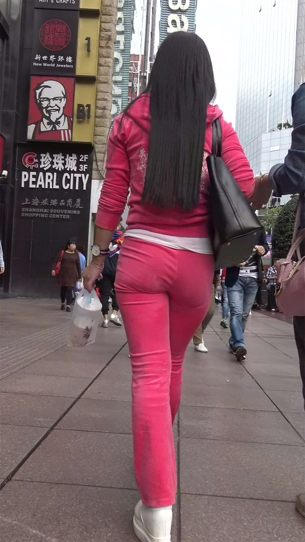 图片[2]-极度诱惑粉色紧身运动套装街拍气质美臀美女-日更街拍