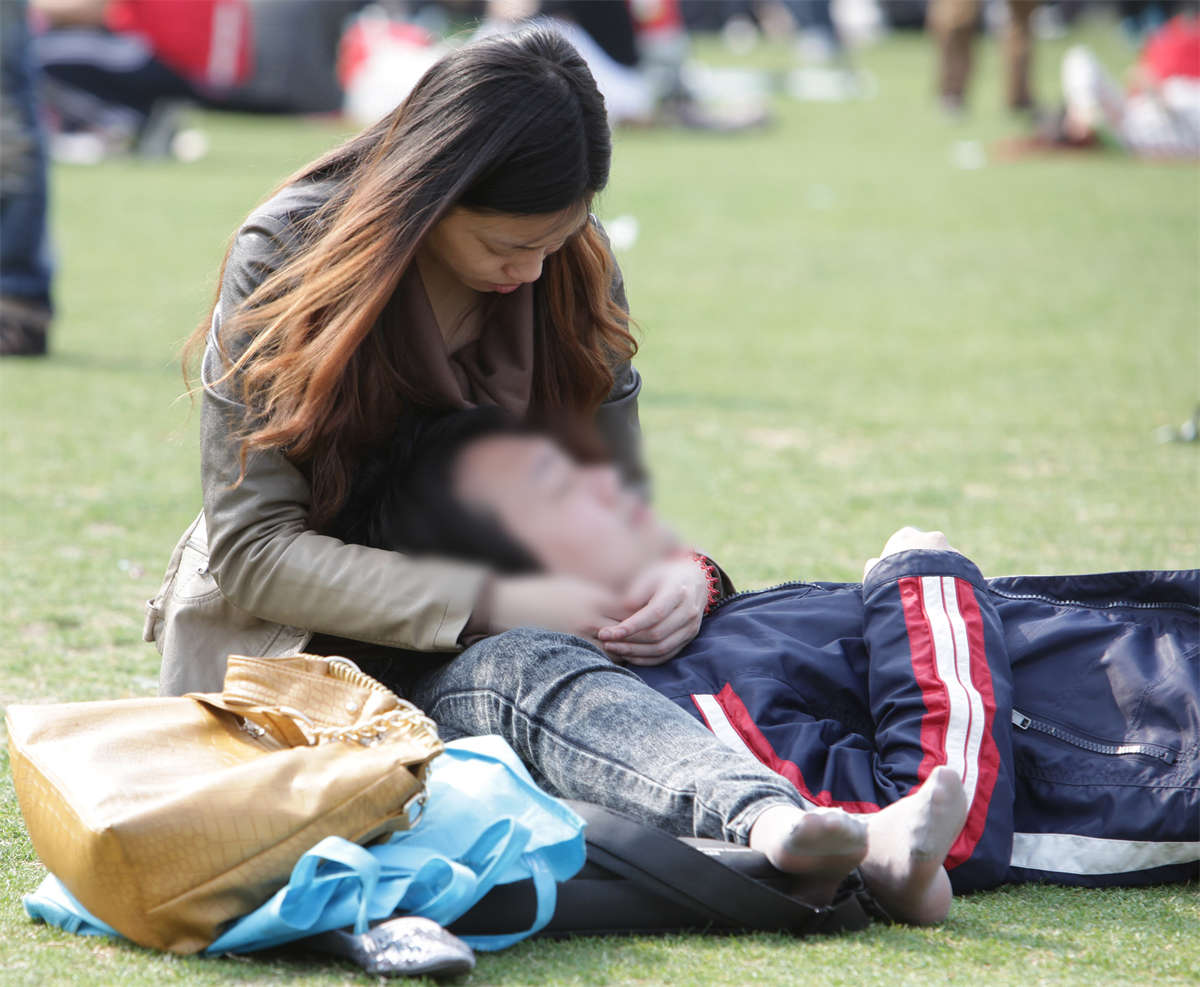 图片[2]-踏青公园街拍系列No.1391 慵懒薄灰丝，为您提提神-日更街拍