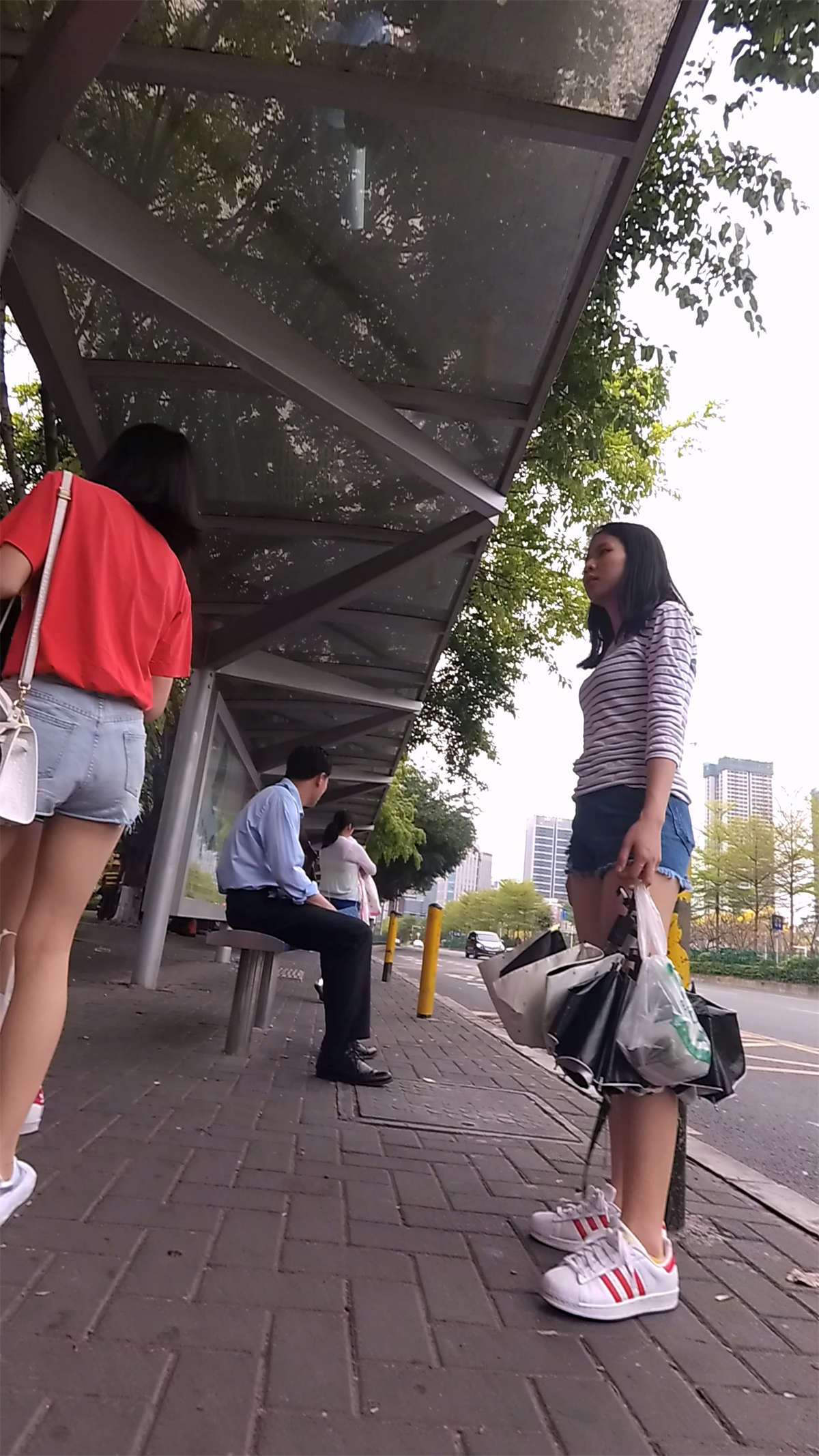 红T恤牛仔热裤长腿清纯美女-日更街拍
