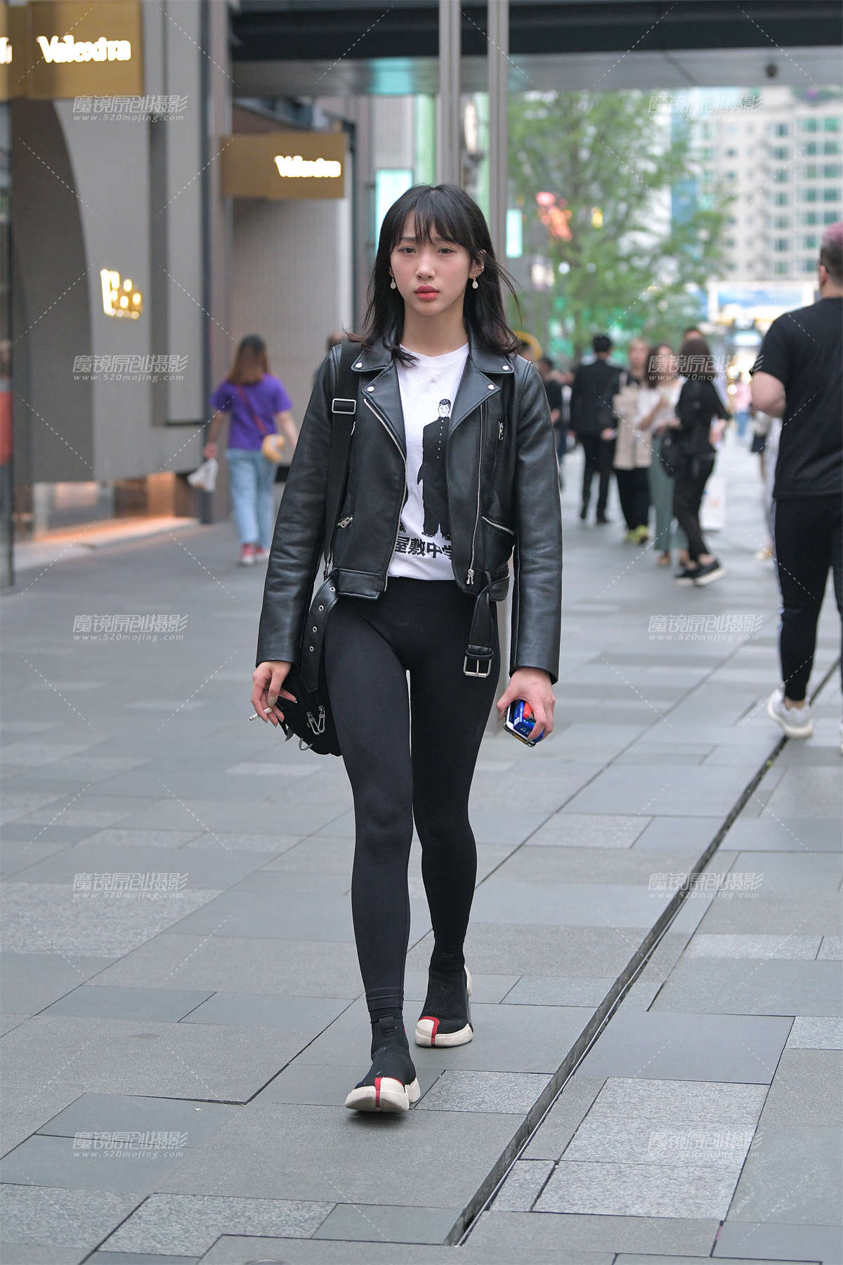 搭讪黑色瑜伽裤美眉-日更街拍