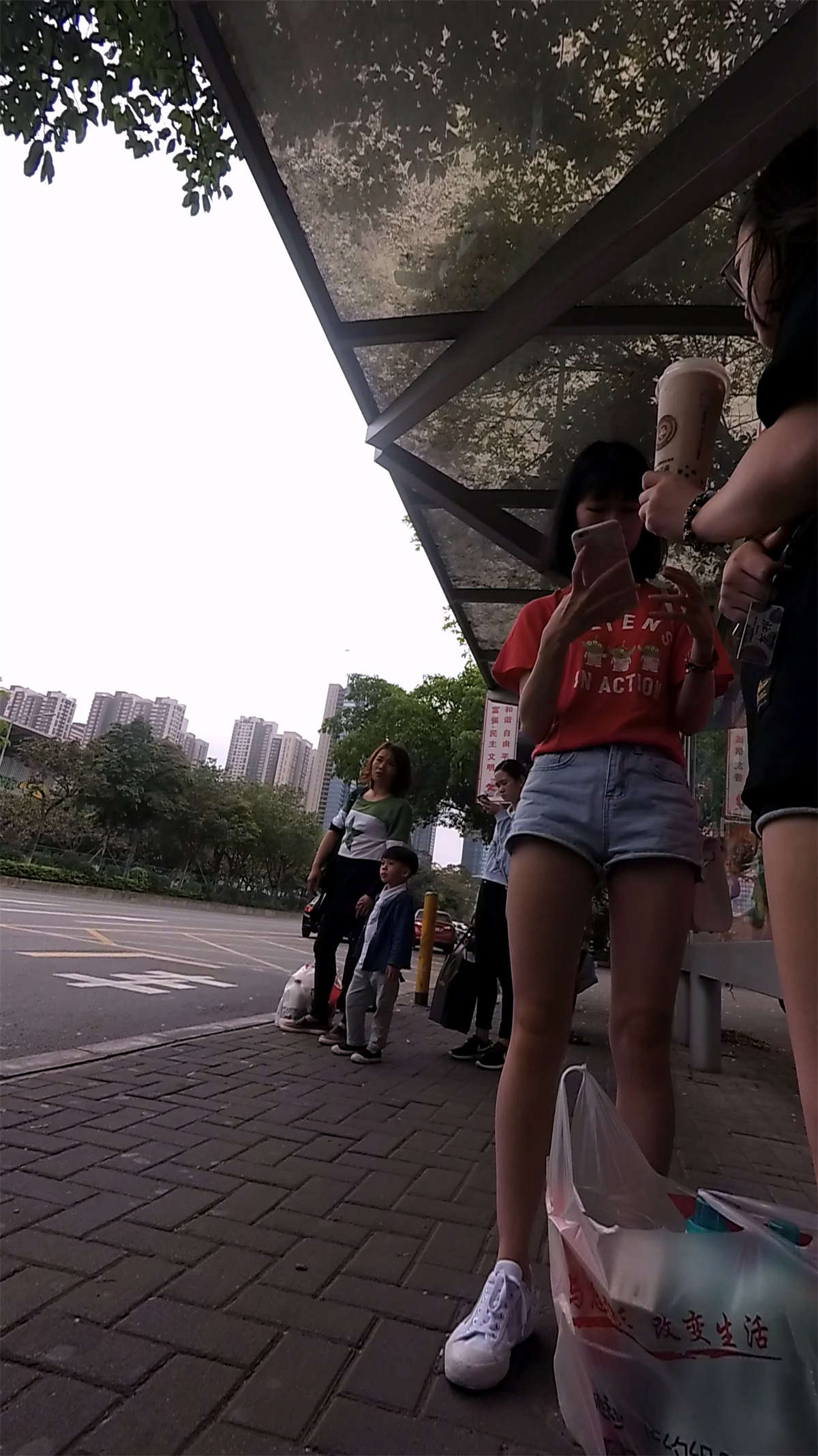 图片[2]-红T恤牛仔热裤长腿清纯美女-日更街拍