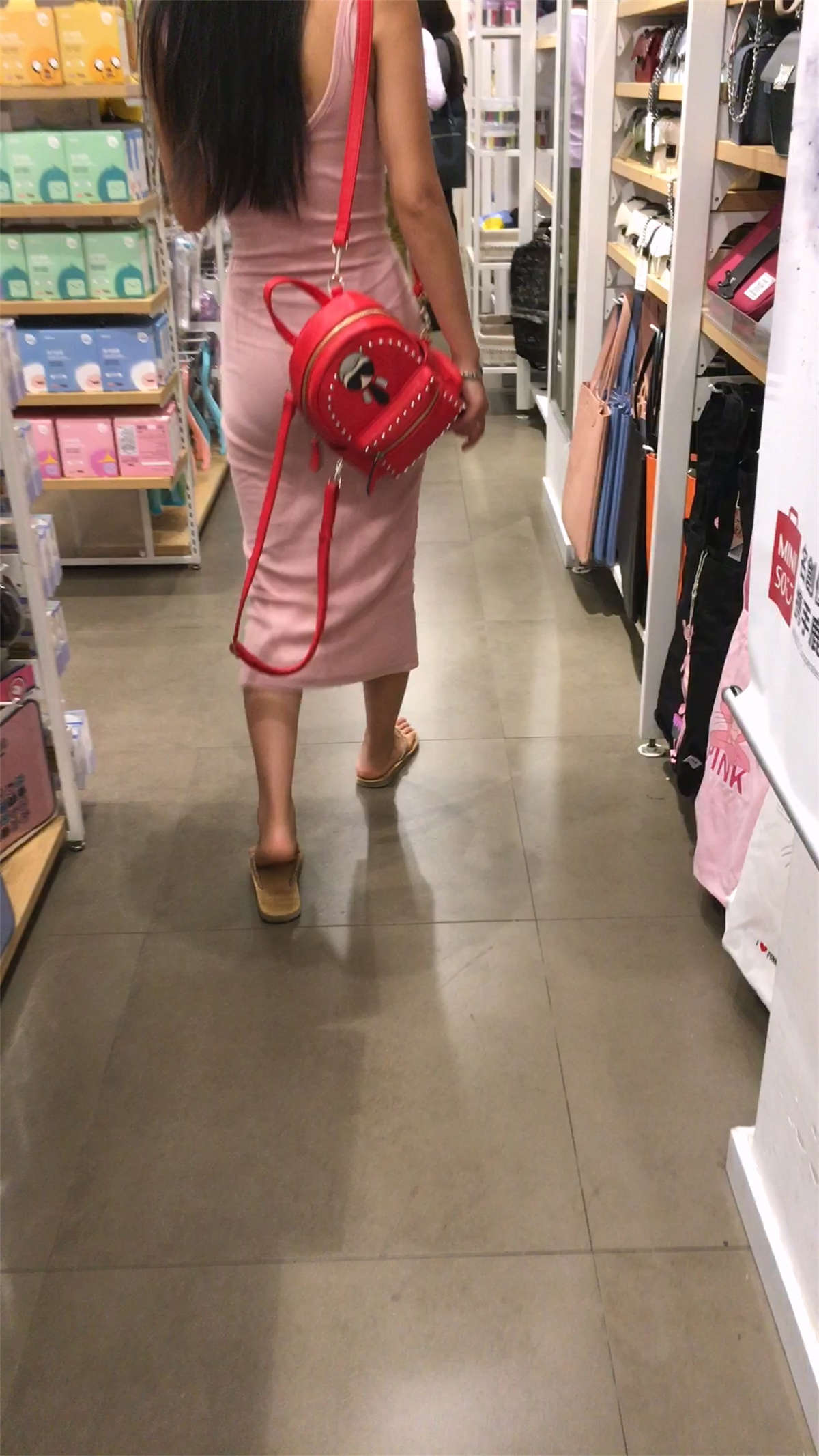 图片[2]-粉色长裙美臀靓妹-日更街拍