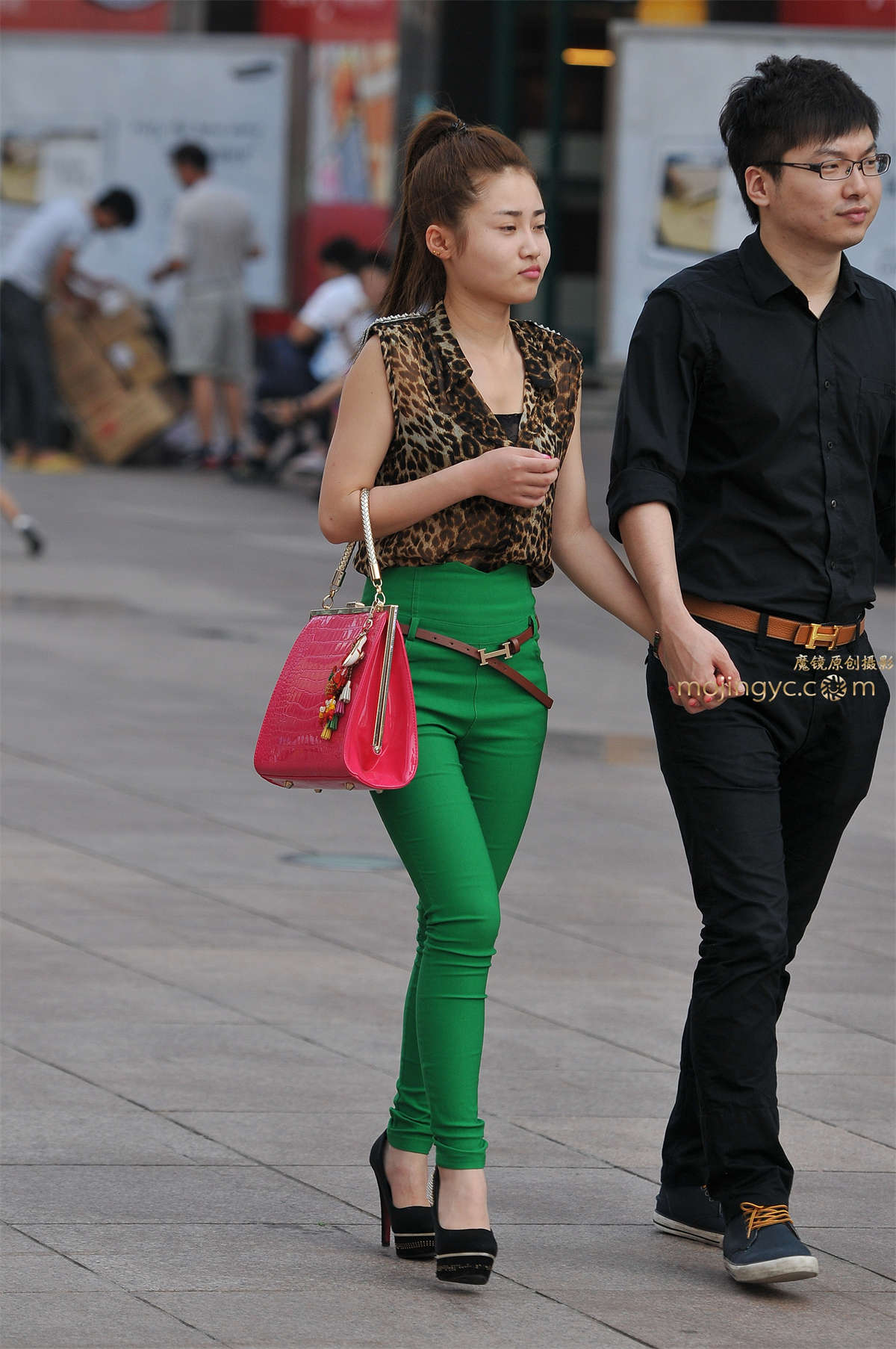 绿色紧身裤 超高跟美腿-日更街拍