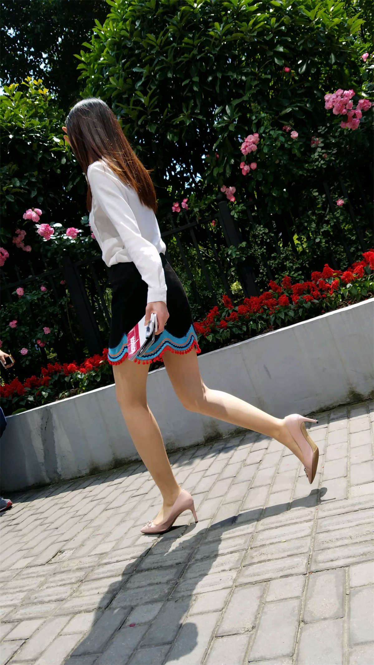 图片[2]-上海金融中心的漂亮美女-日更街拍