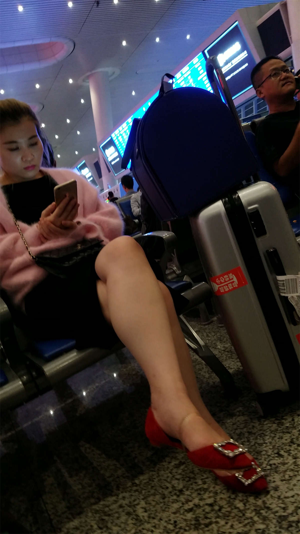 [4K高清视频]漂亮的大美女挑鞋玩-日更街拍