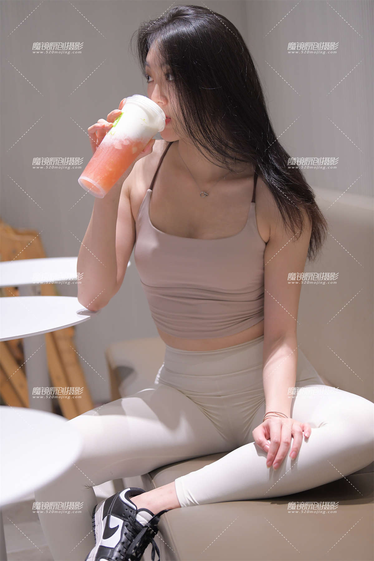 白色紧身裤美女-日更街拍