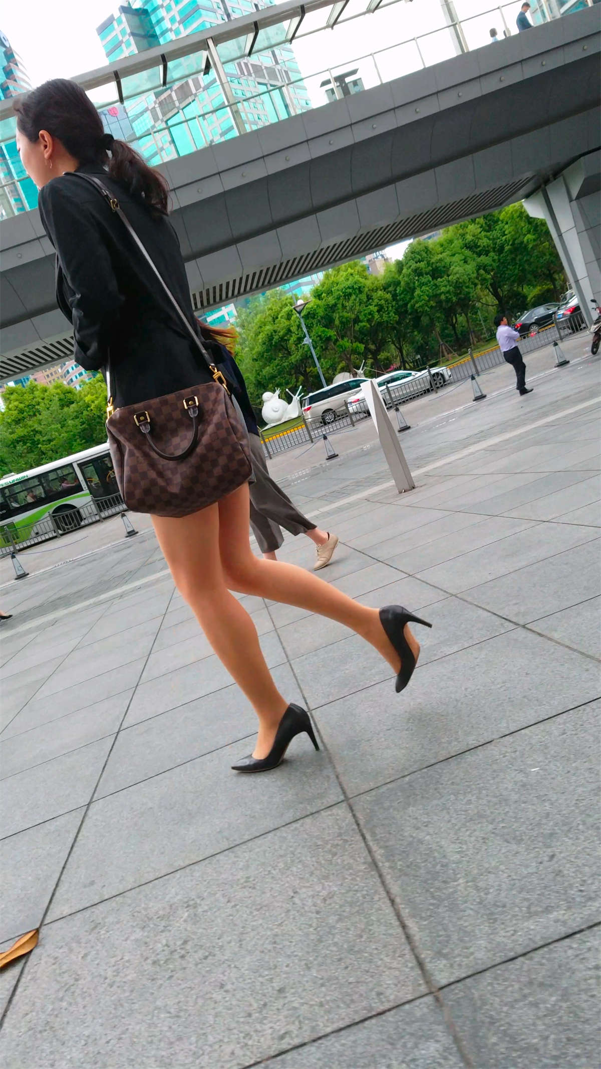 高跟肉丝足美脚走的很快-日更街拍