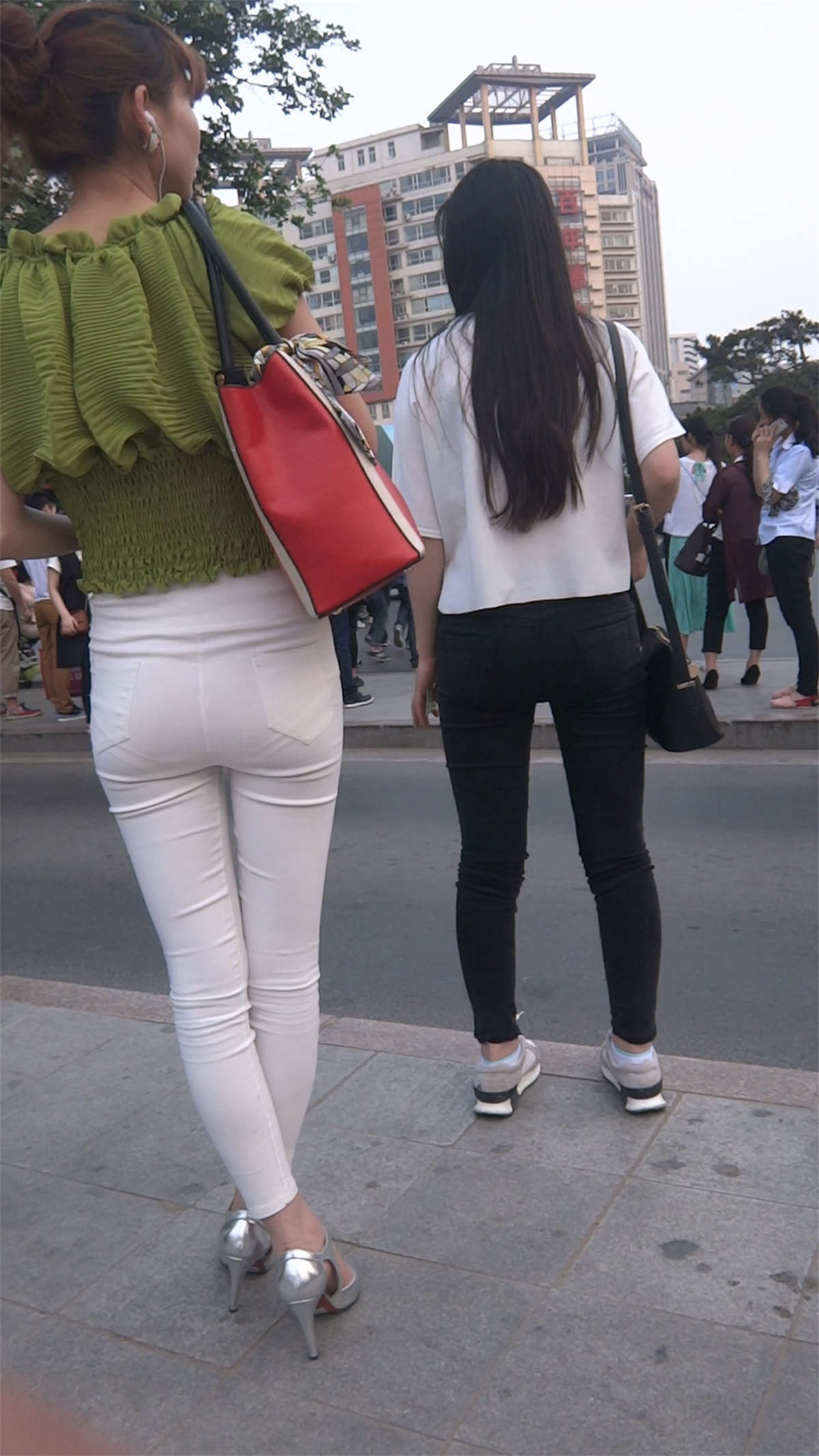 图片[2]-街边等车的极品紧身白裤高跟鞋性感美女-日更街拍