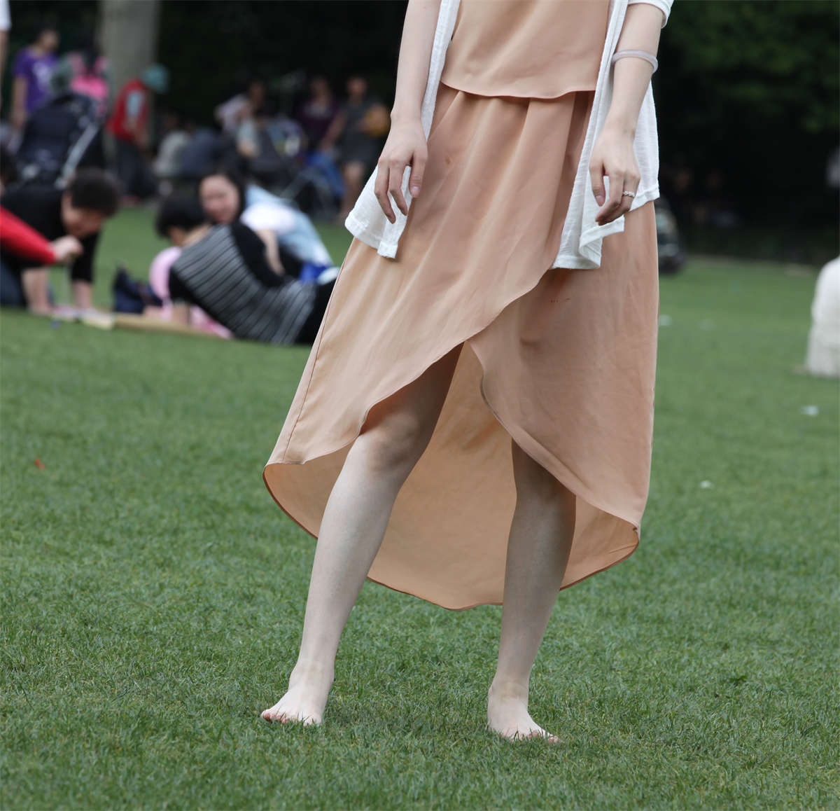 图片[2]-踏青公园街拍系列No.1392 懂得把足底擦干净再穿鞋的女人，平时肯定很优雅-日更街拍