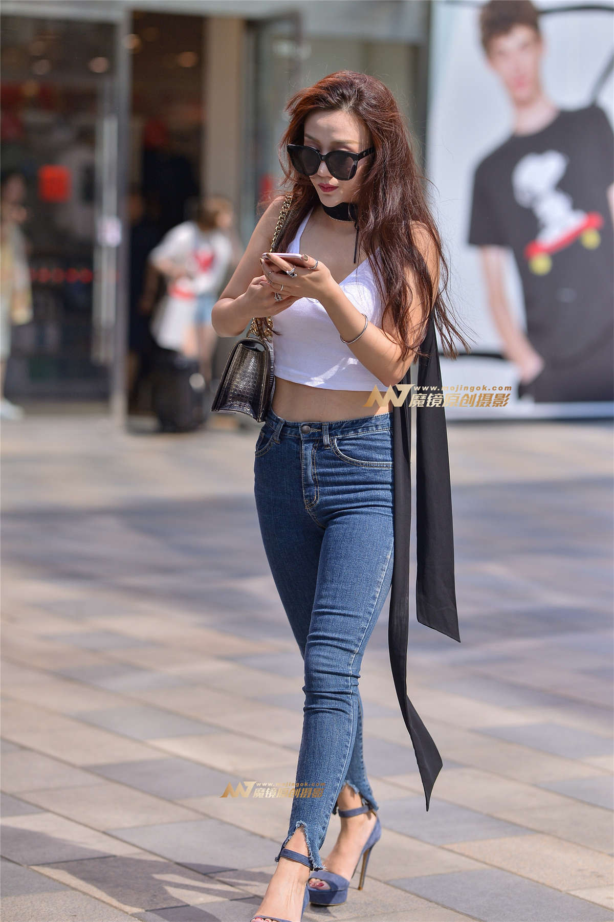 图片[2]-偶然发现：三里屯街拍，靓胸紧臀性感-日更街拍