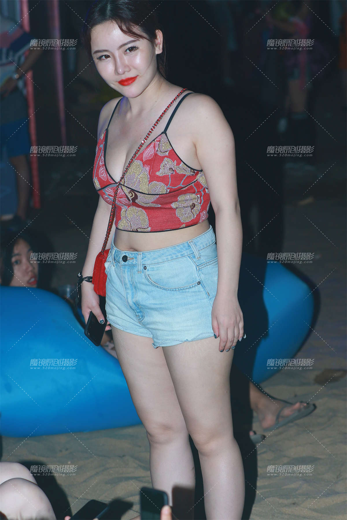 夜闪，性感丰满美女-日更街拍