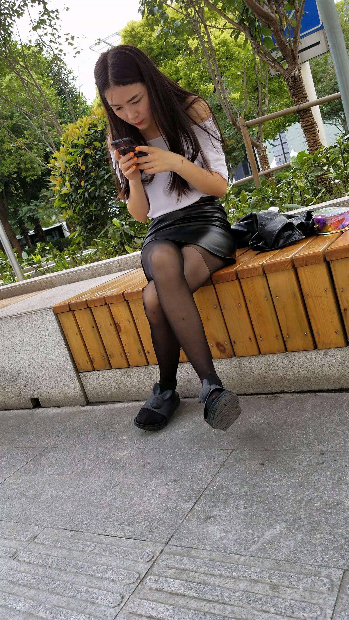 性感的黑丝大美女-日更街拍