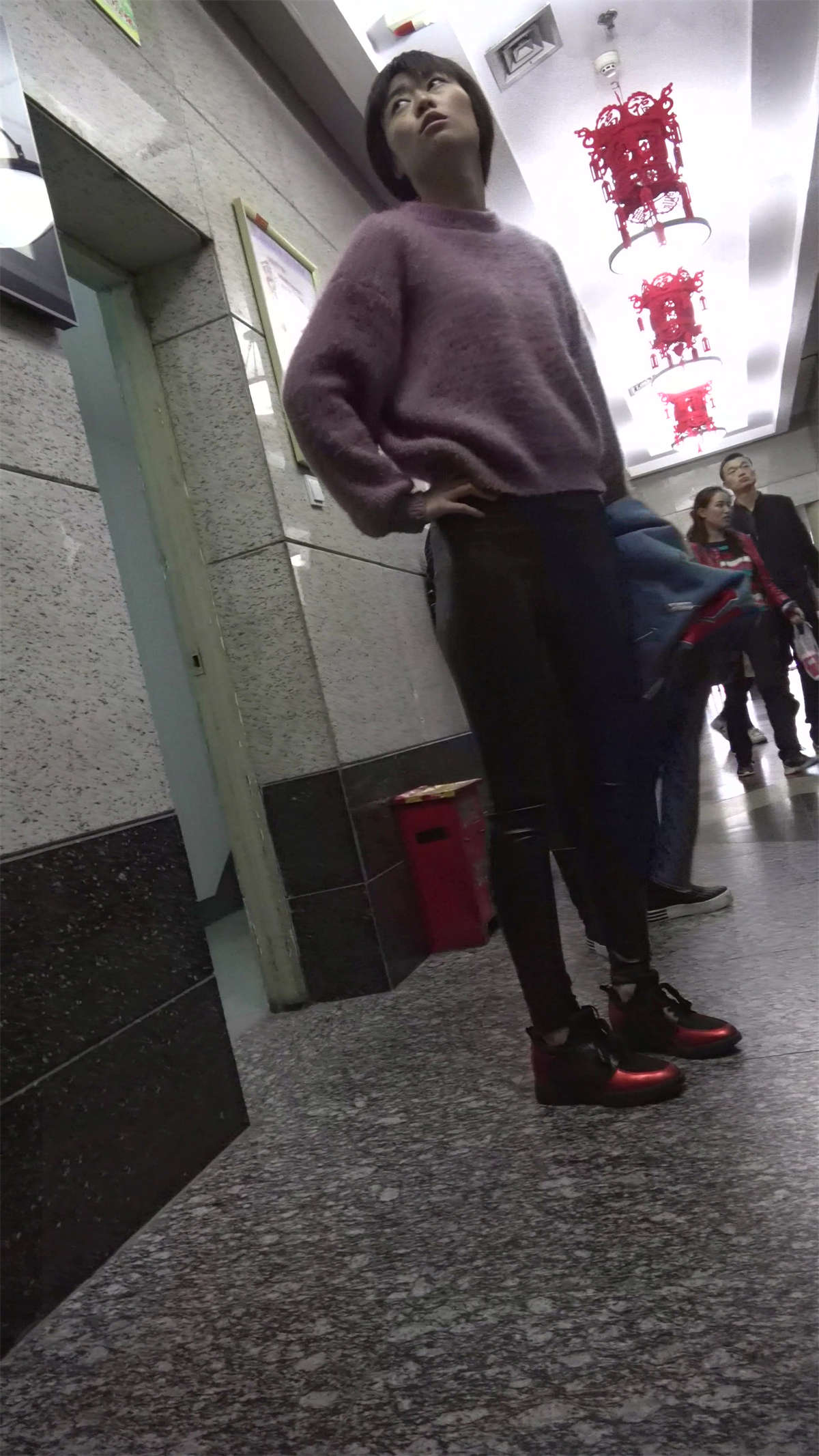 又一紧身黑色皮裤街拍丰臀短发美女-日更街拍