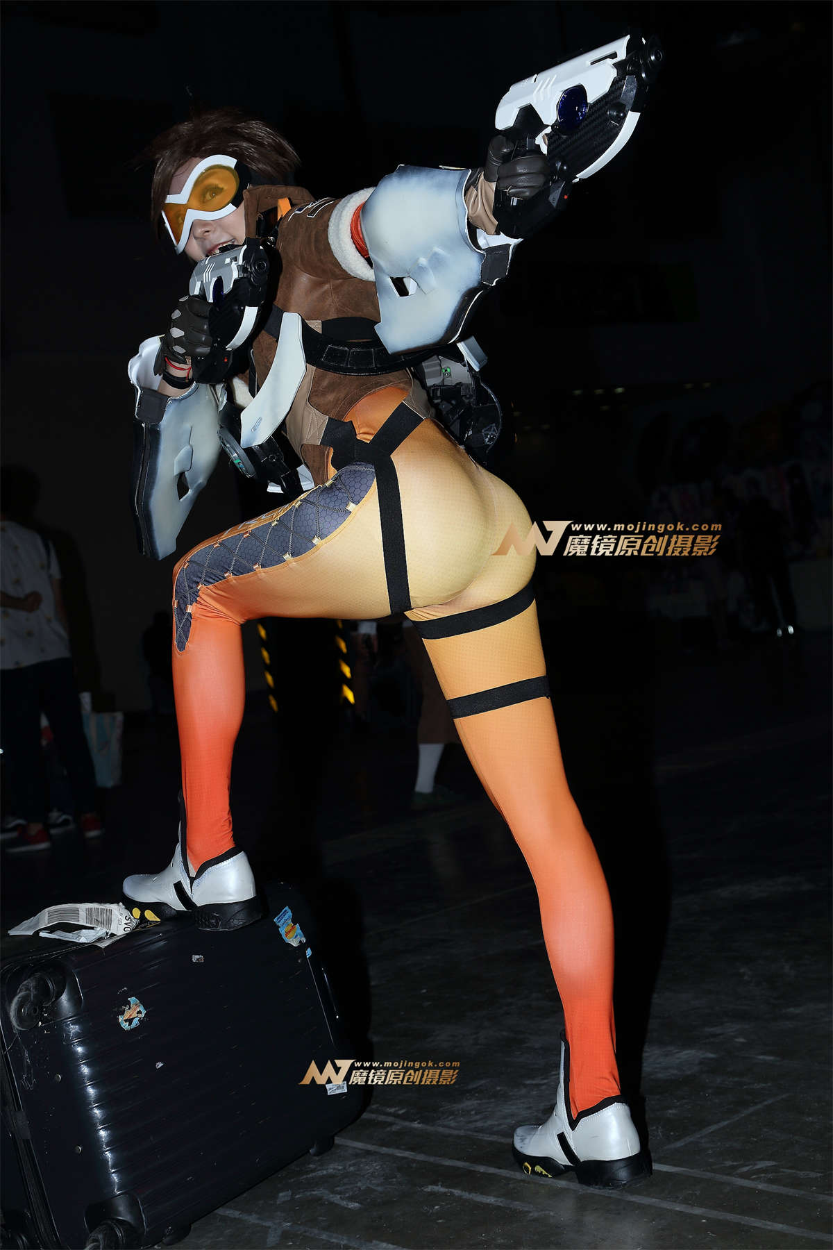 图片[2]-【番茄酱赛帖】大长腿Coser拿着小枪枪-日更街拍