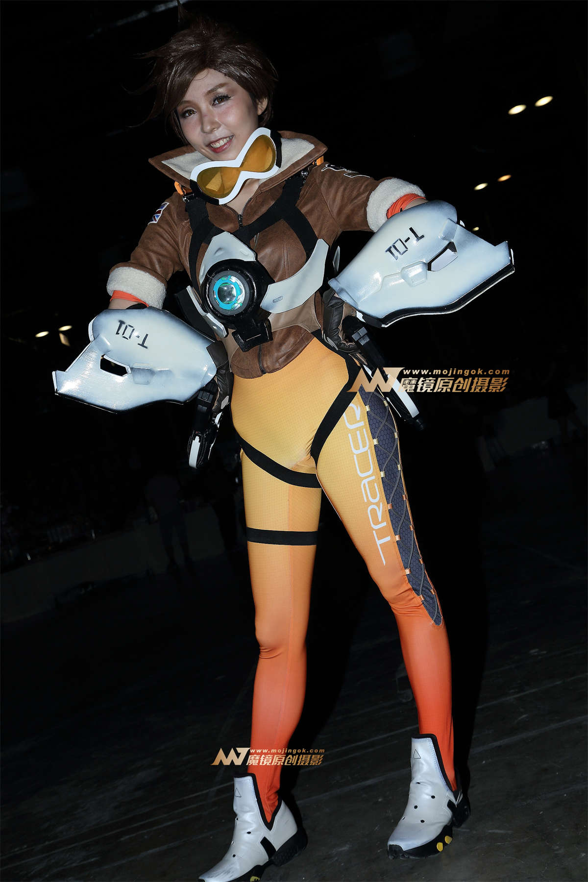 【番茄酱赛帖】大长腿Coser拿着小枪枪-日更街拍