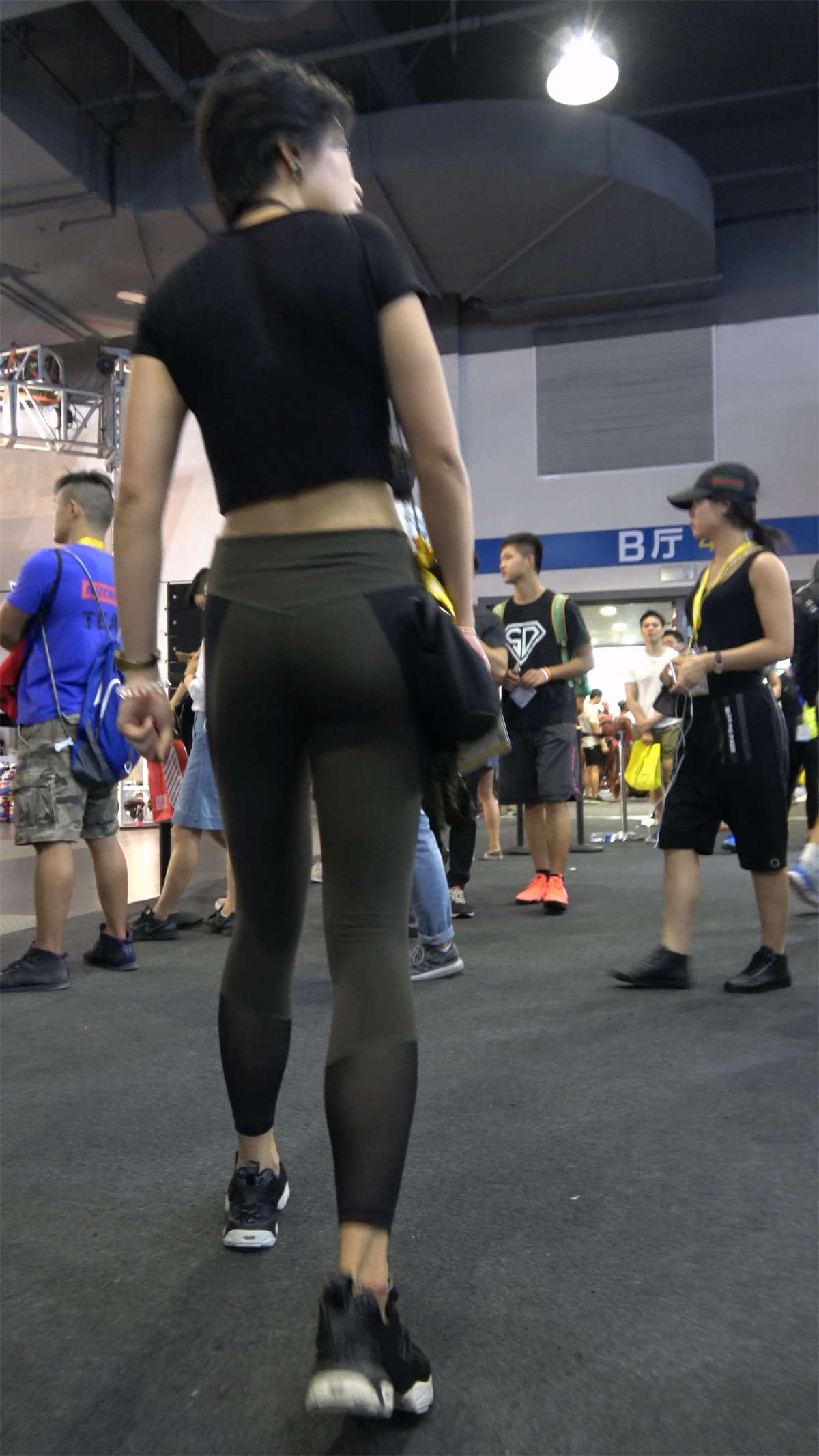 极品苗条小蛮腰露脐紧身运动弹力裤性感美女-日更街拍