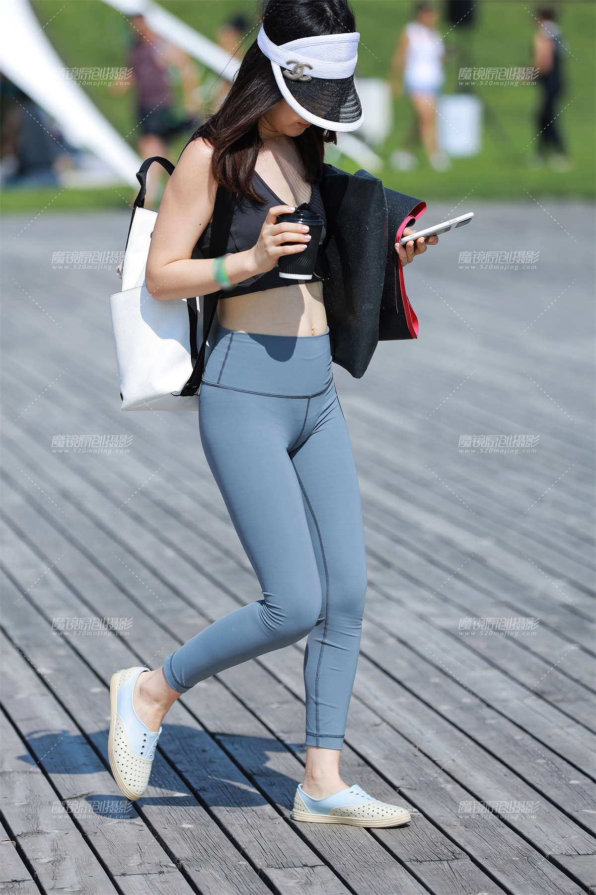 【小默赛帖】第1509篇★笑容甜美紧身美女★-日更街拍