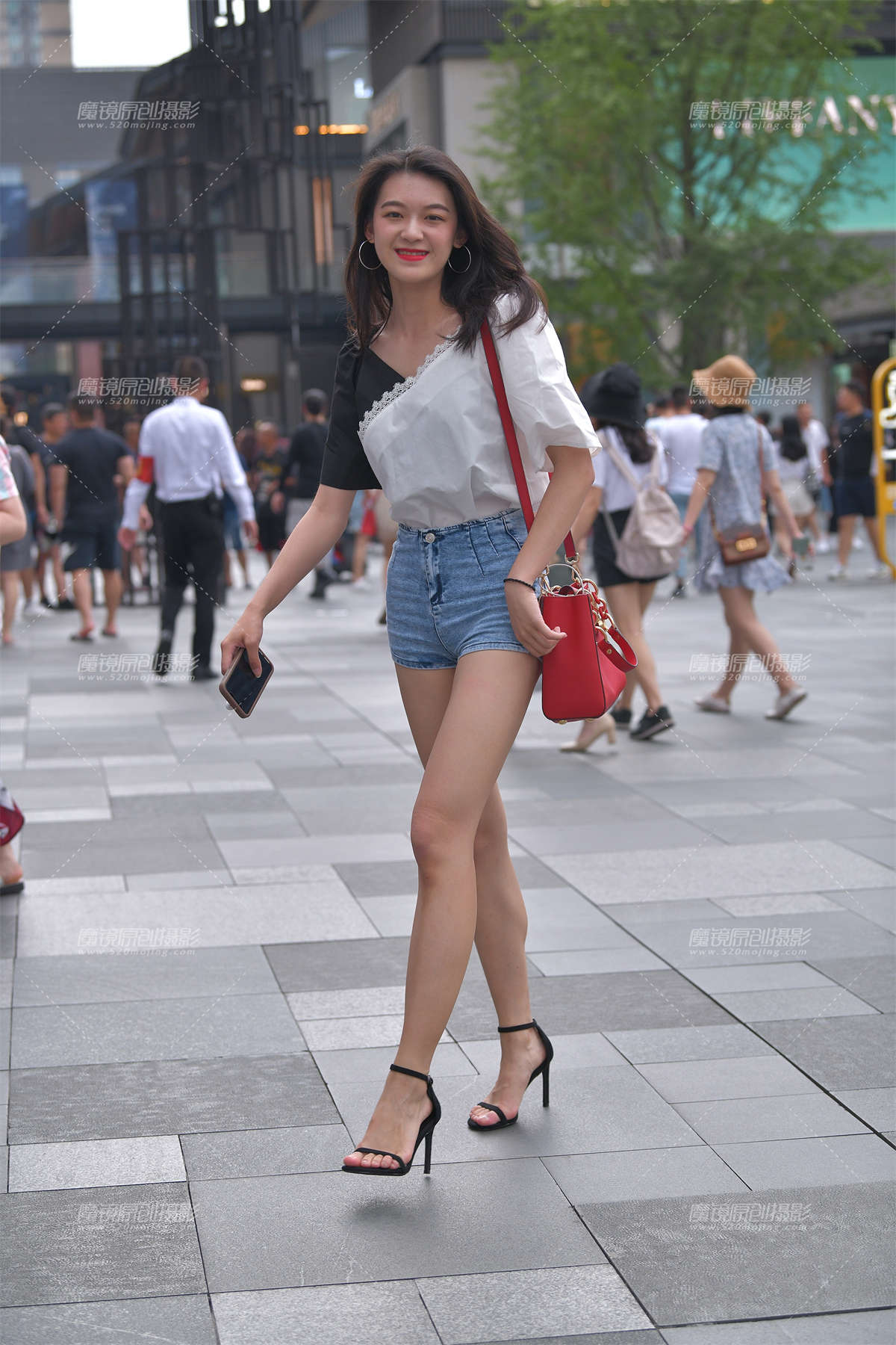 【视觉冲击赛贴】含羞的笑容，热裤大长腿小姐姐-日更街拍