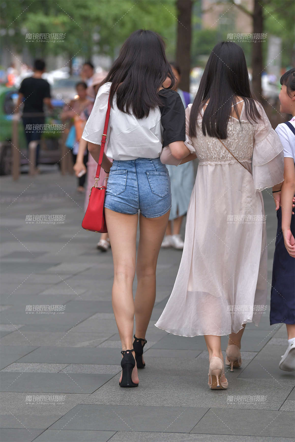 图片[2]-【视觉冲击赛贴】含羞的笑容，热裤大长腿小姐姐-日更街拍