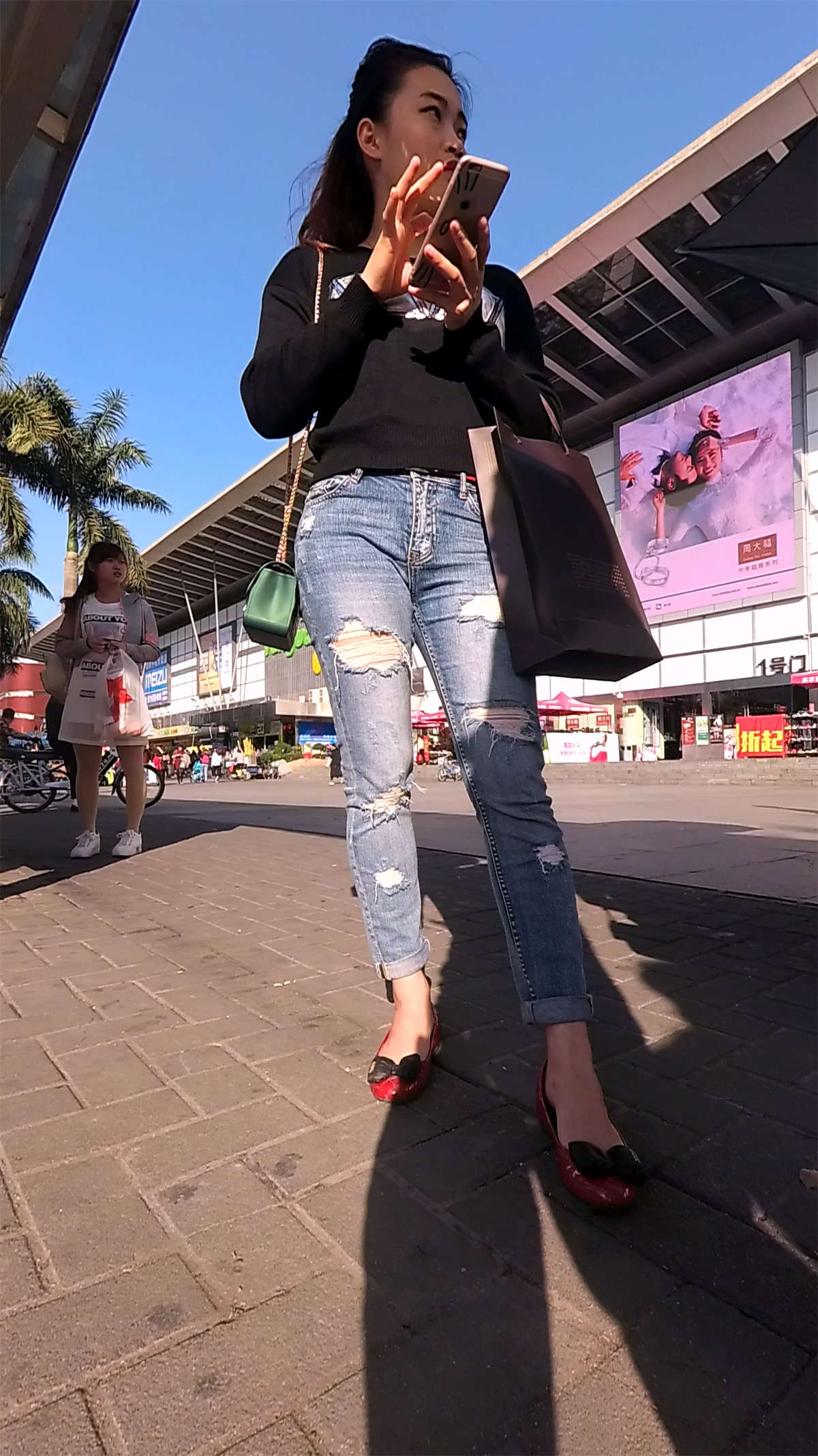 图片[2]-紧身破洞牛仔裤黑色毛衣美女等公交车-日更街拍