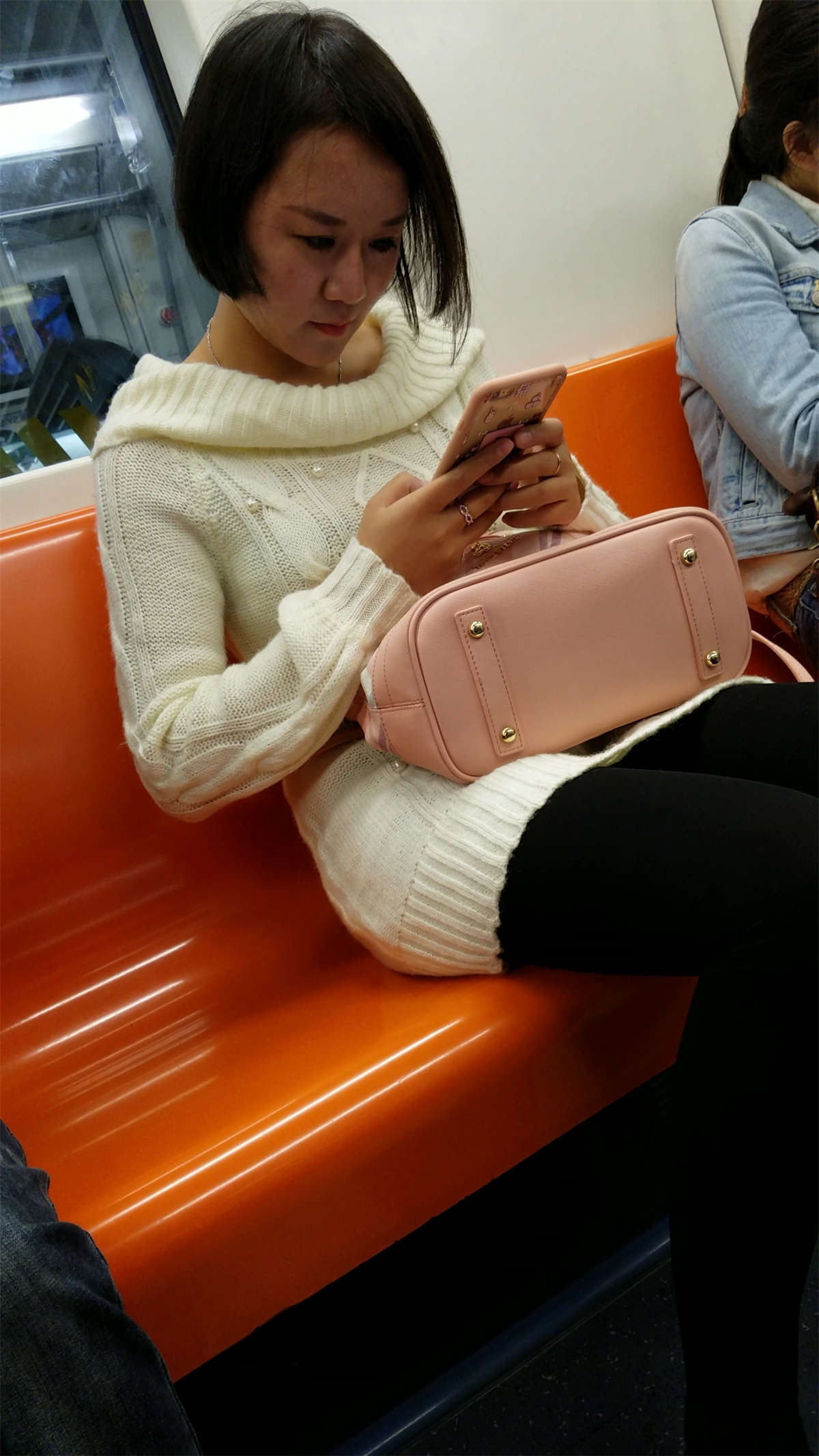 图片[2]-地铁上的黑丝高跟美女-日更街拍