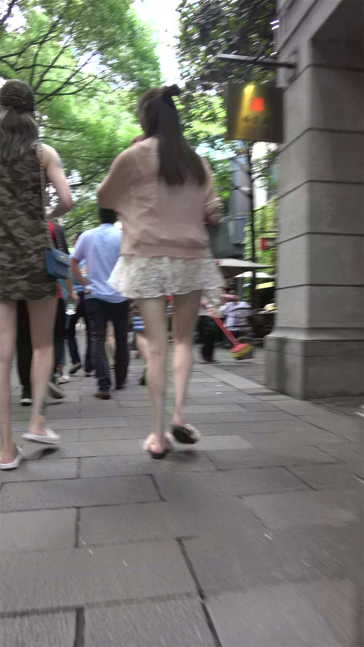 白色蕾丝V领连衣裙气质街拍美腿美女-日更街拍