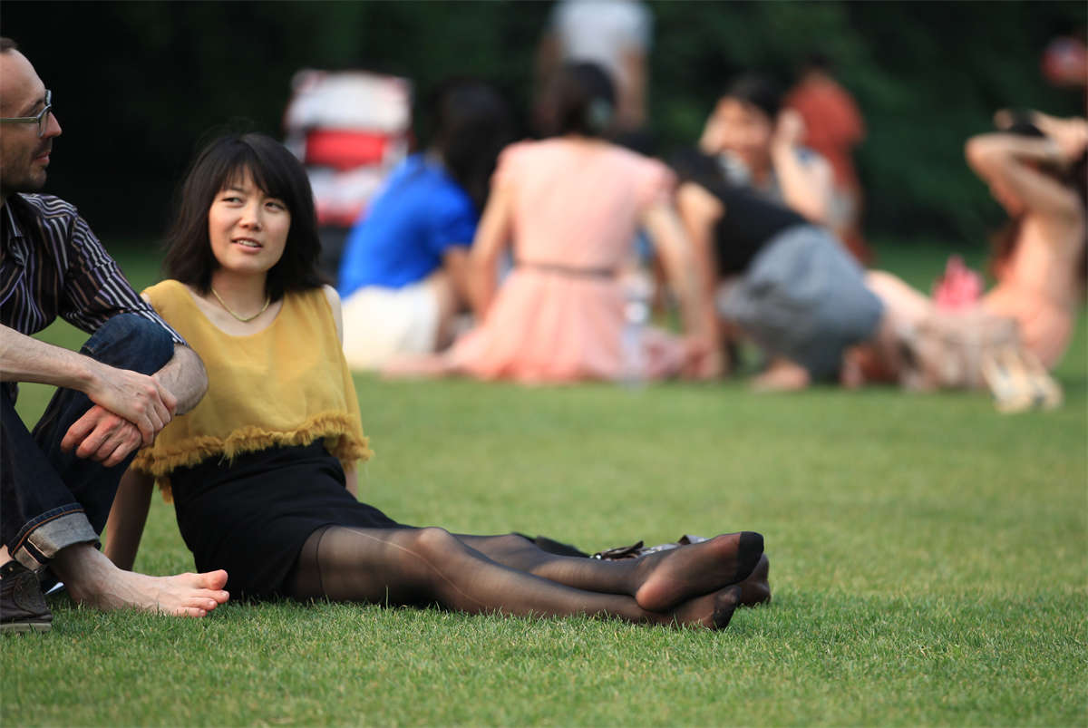 踏青公园街拍系列No.111 清秀少妇的长黑丝-日更街拍