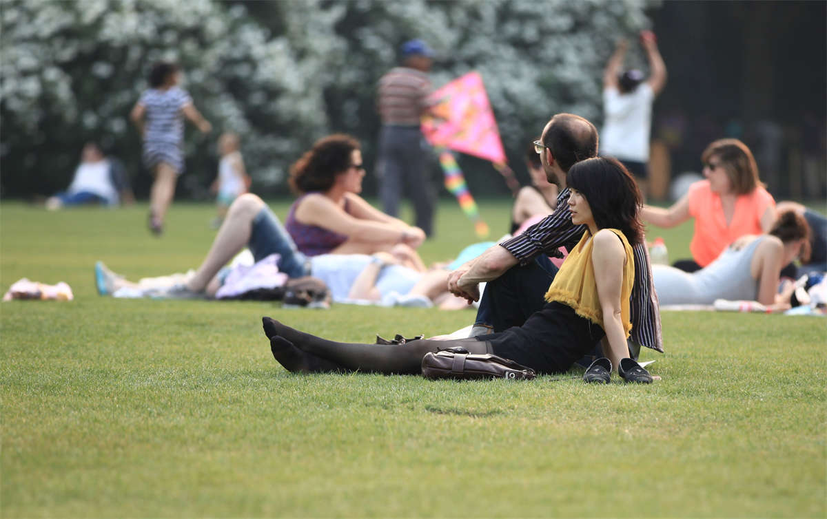 图片[2]-踏青公园街拍系列No.111 清秀少妇的长黑丝-日更街拍