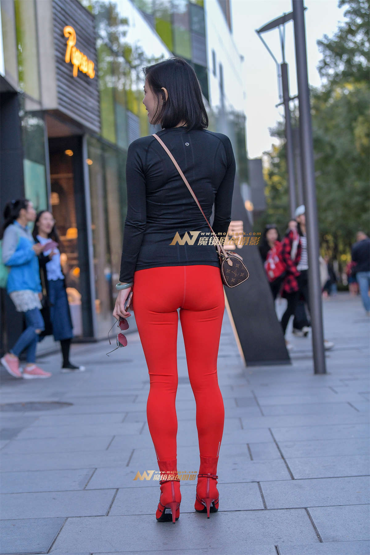 图片[2]-【红石赛帖】性感红色高跟鞋紧身裤少妇-日更街拍