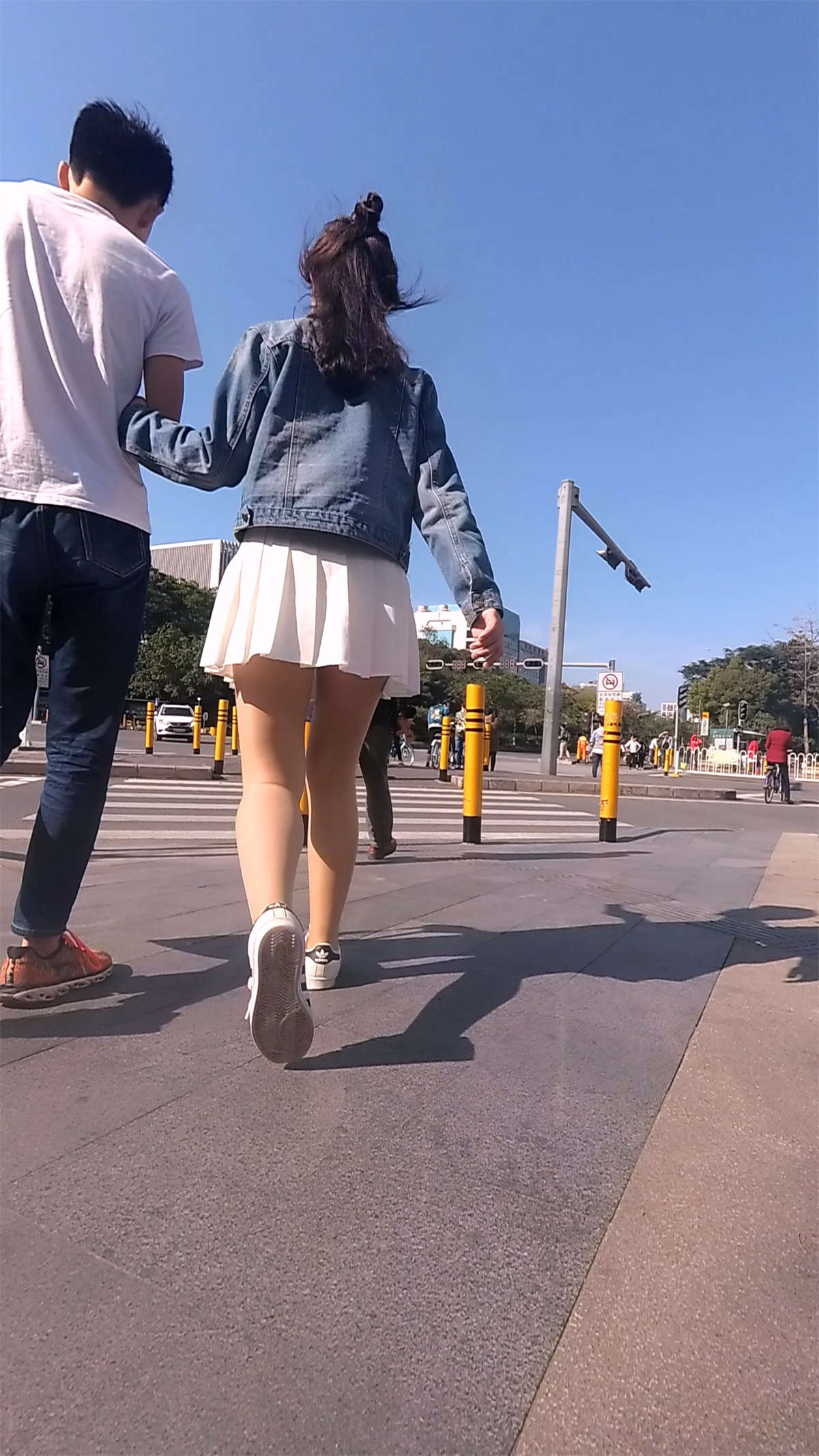 牛仔外套白色超短裙丝袜学妹-日更街拍