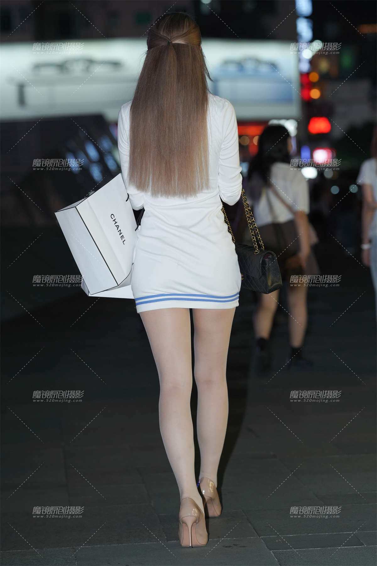 图片[2]-一袭及腰长发 修长的双腿-日更街拍