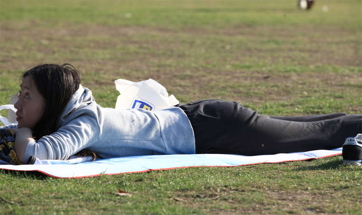 图片[2]-踏青公园街拍系列No.1176 少妇偏熟，但依然长发飘飘，身材姣好-日更街拍