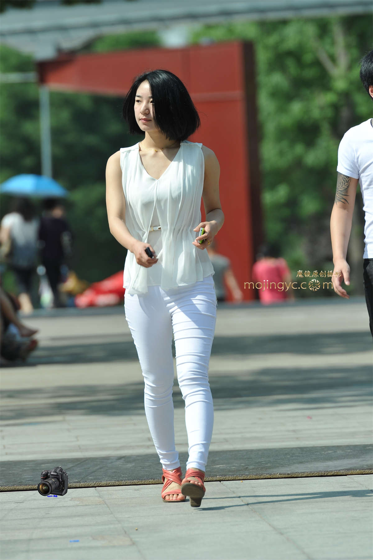 2016-06-07半透紧身白裤少妇16张-日更街拍