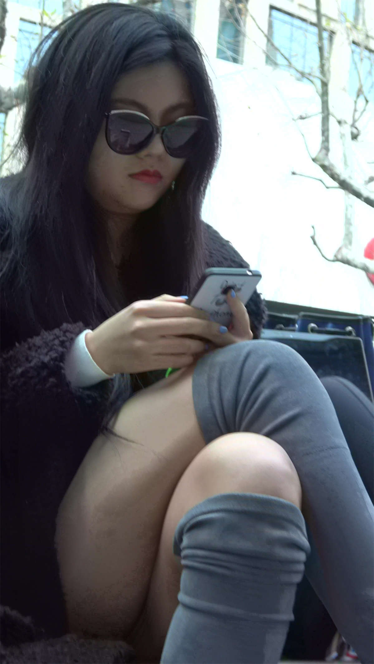 超酷的长筒靴美腿美女-日更街拍