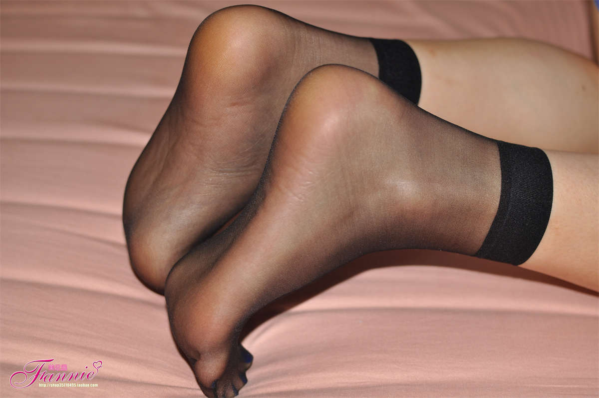 Fannie芬妮美足园NO.731 蓝色魅音（黑短丝）-日更街拍