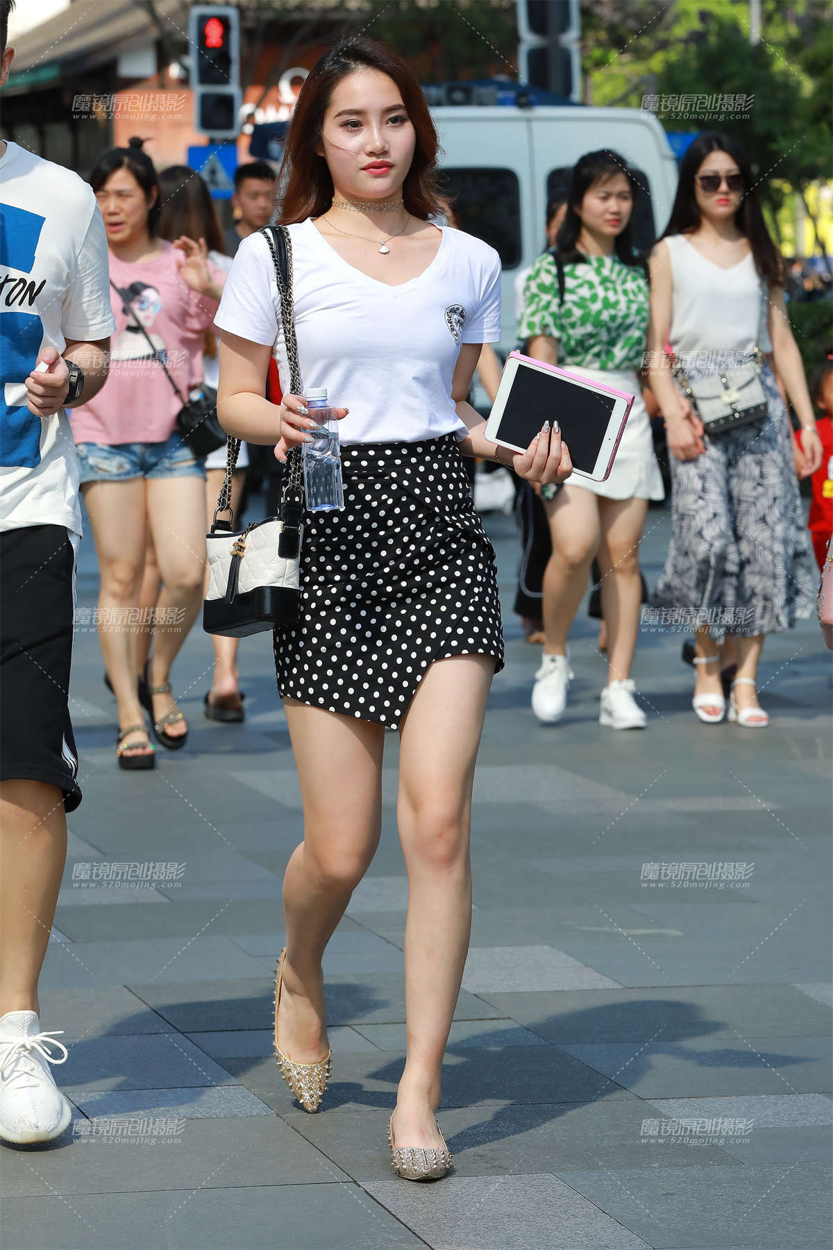 圆点包臀裙，性感女友-日更街拍