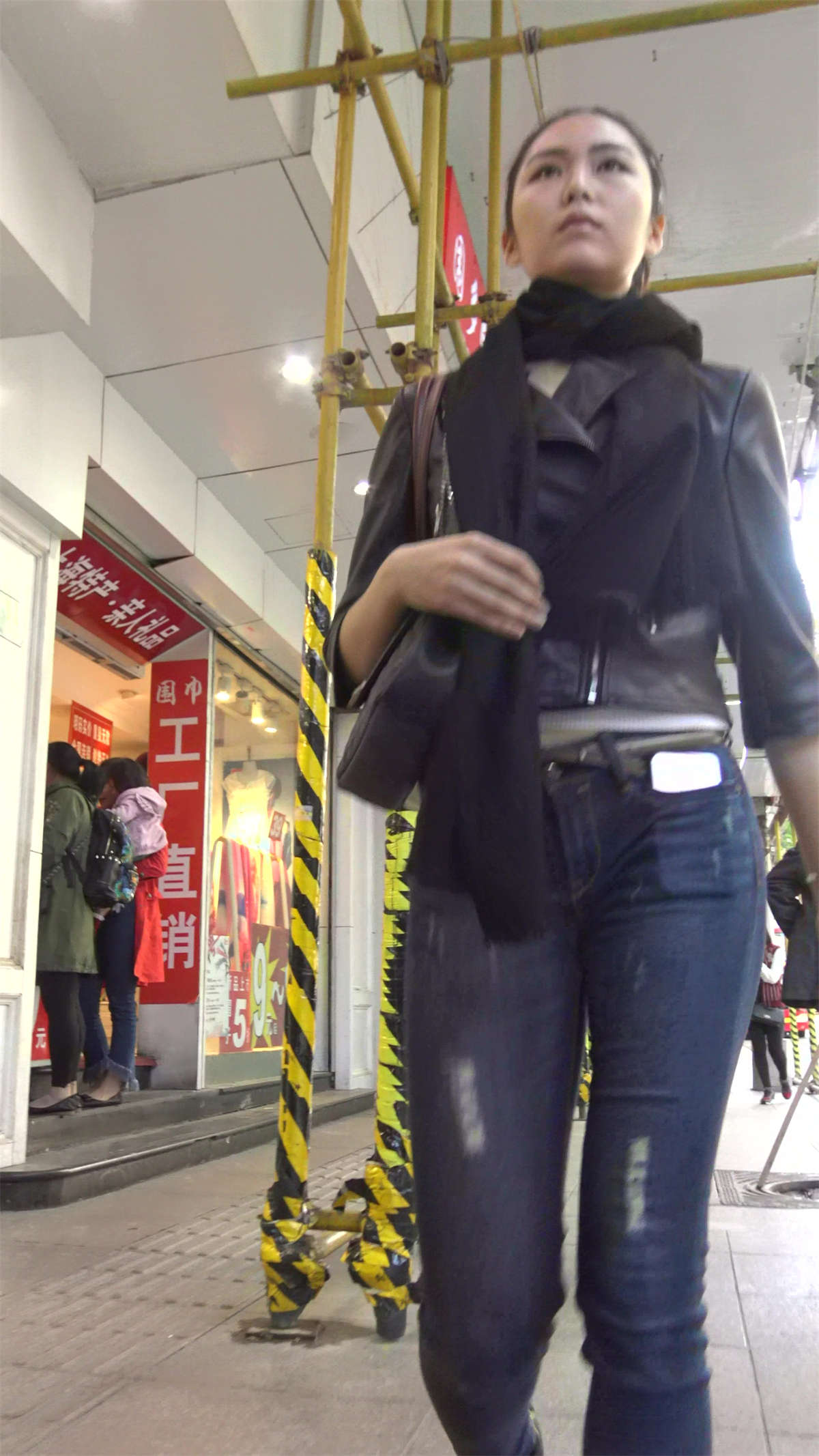 高挑苗条身材气质街怕牛仔美女-日更街拍