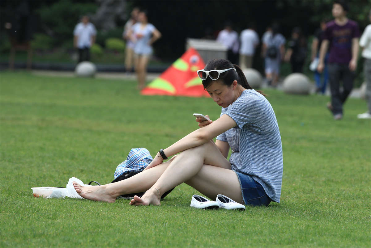 图片[2]-踏青公园街拍系列No.1177 少妇大白脚既然露的纯粹，就要拍的彻底-日更街拍