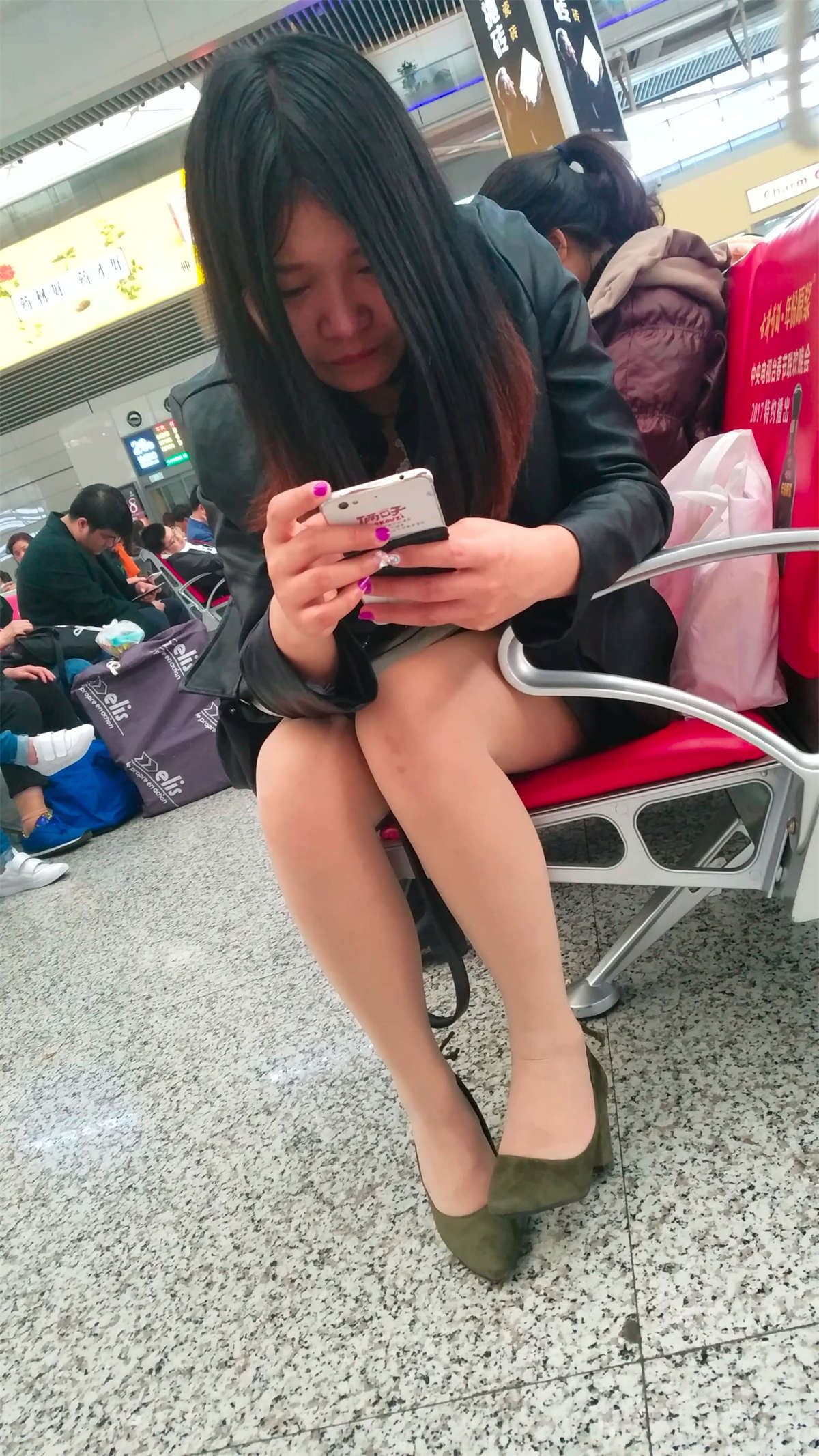 [4K高清视频]车站等候要来的朋友-日更街拍