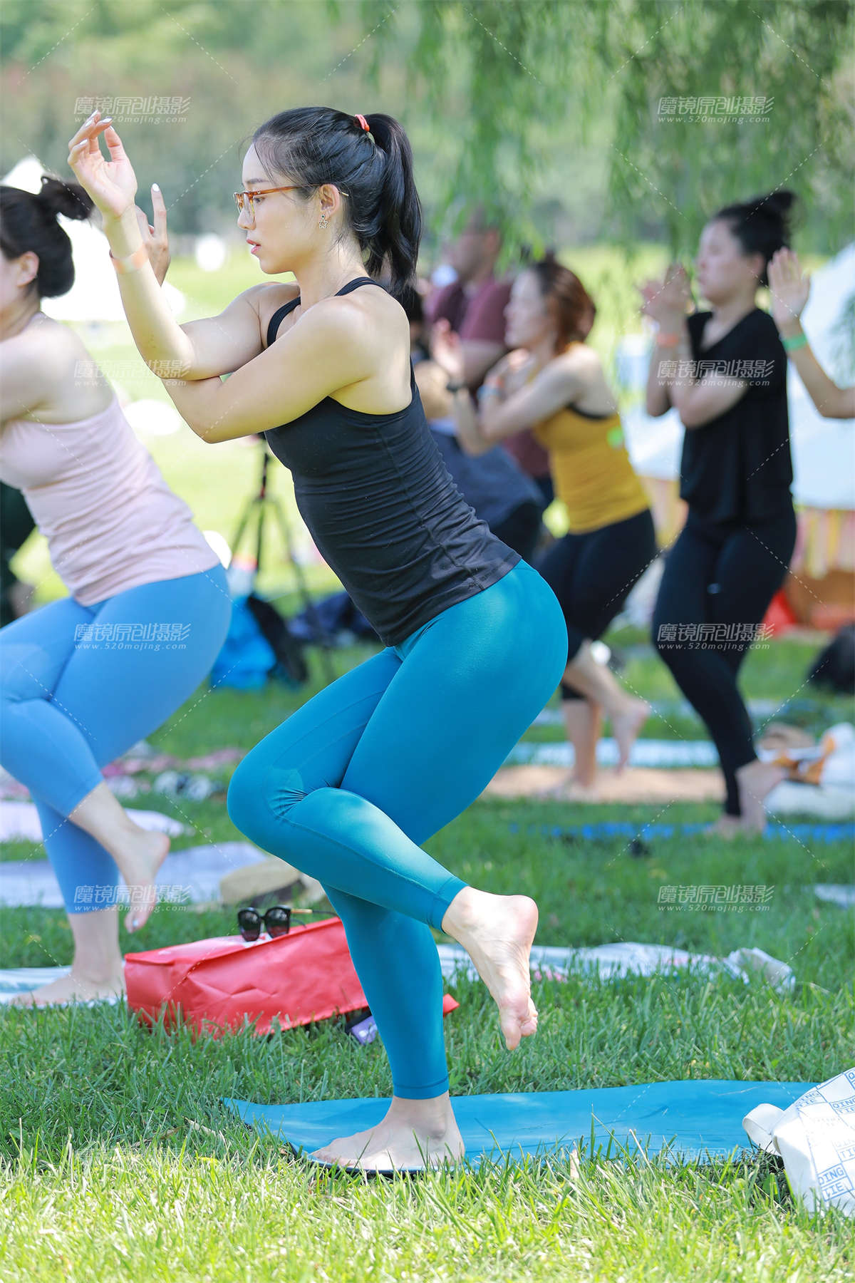 【小默赛帖】第1511篇★姿态舒展紧身美女★-日更街拍