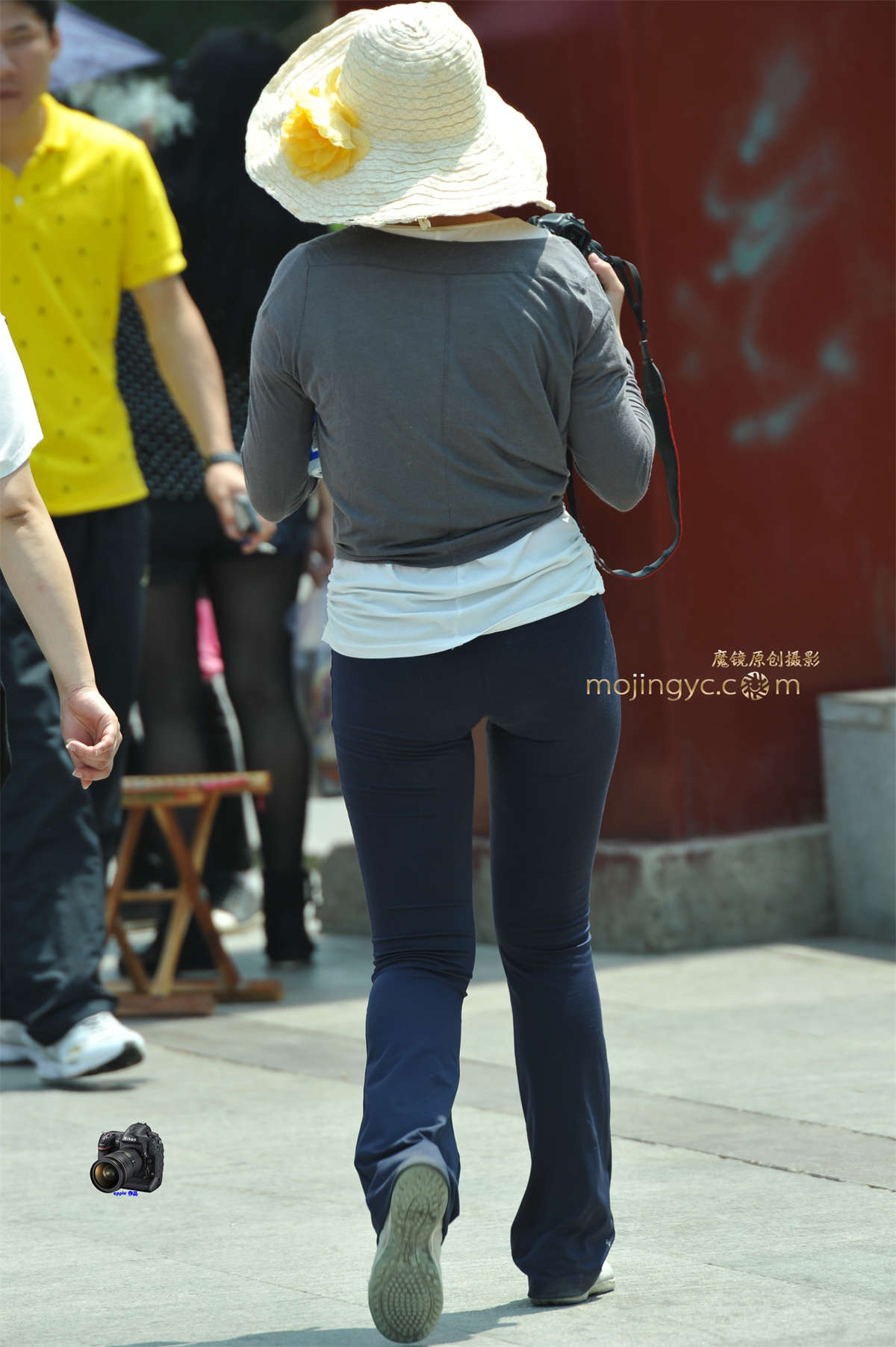 2016-06-07紧身运动裤翘臀妹妹26张-日更街拍