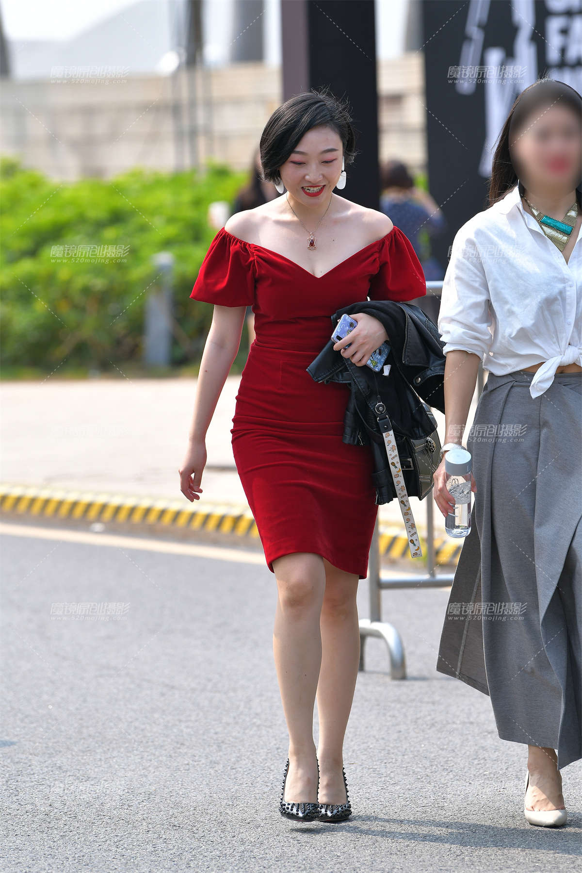 丰腴的女人，嫣红的包臀裙-日更街拍