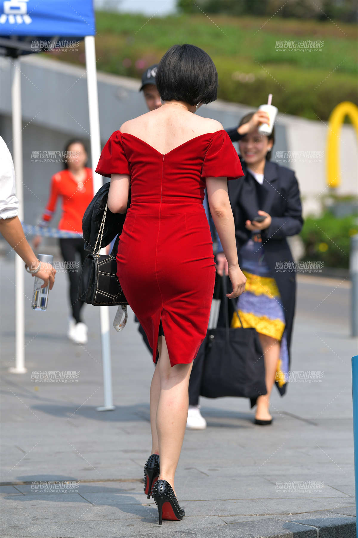 图片[2]-丰腴的女人，嫣红的包臀裙-日更街拍