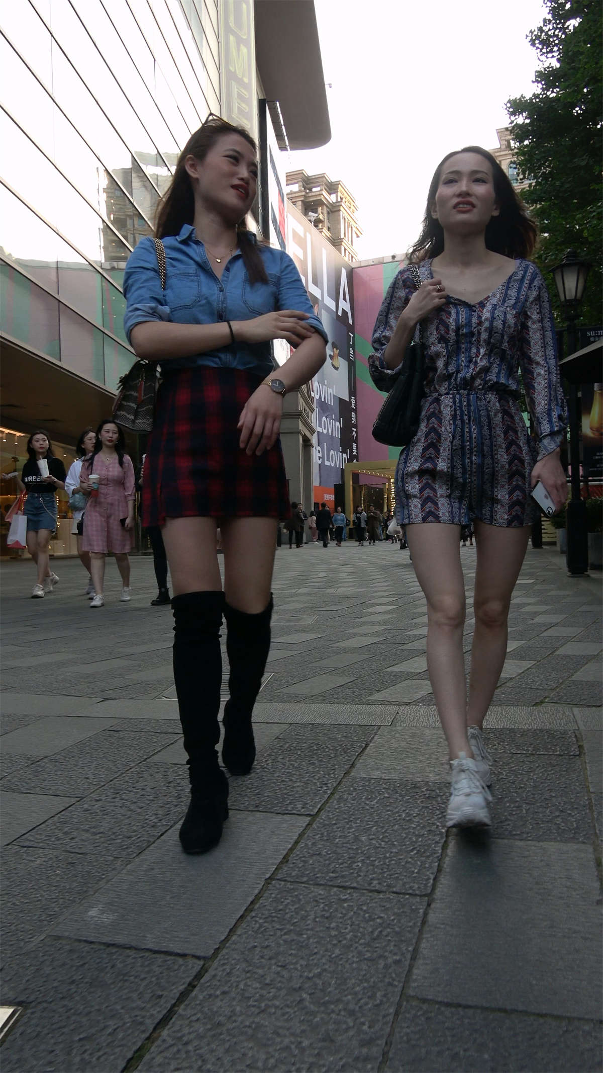 图片[2]-一对美腿时尚姐妹花-日更街拍